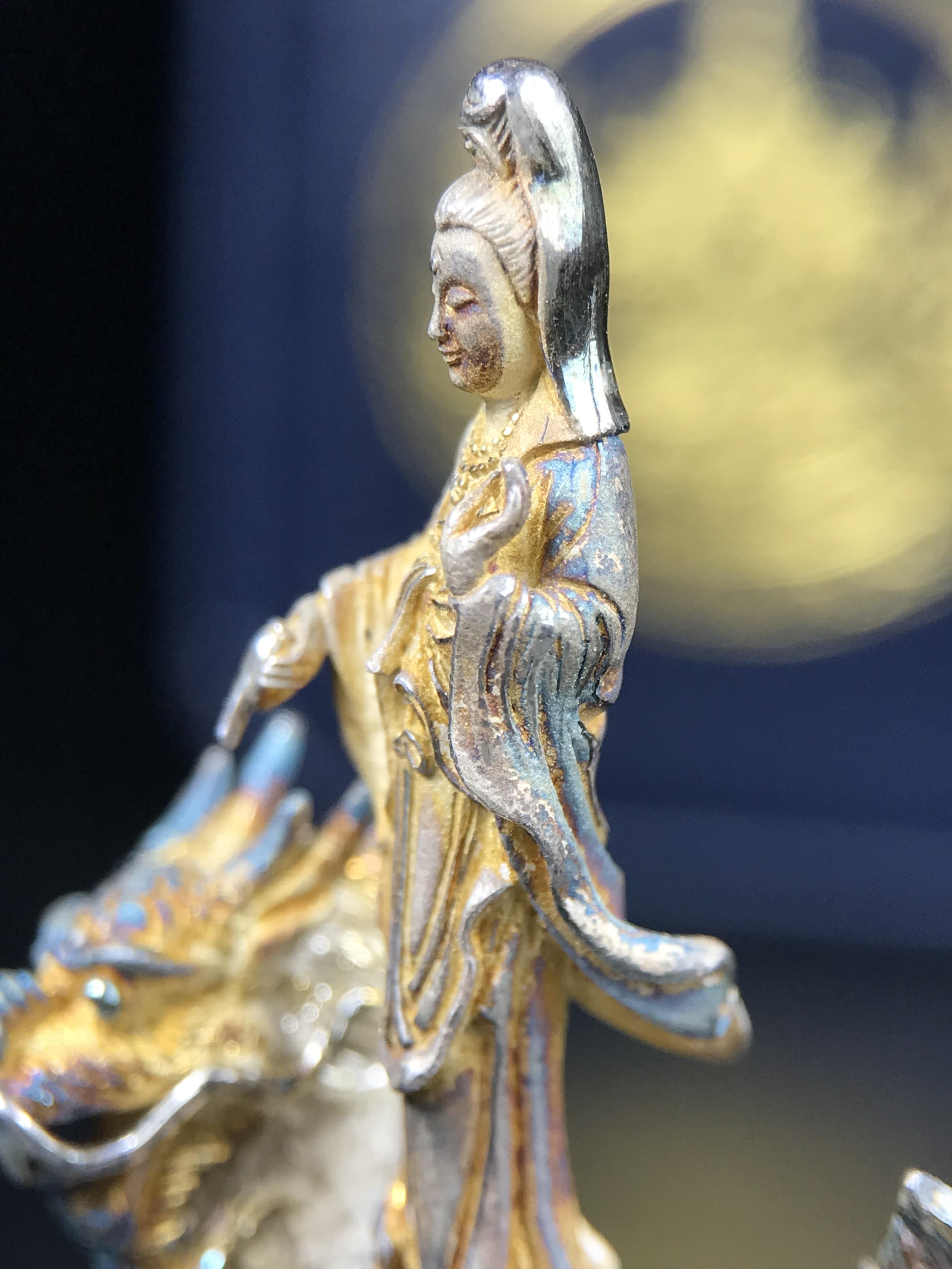 รูปหล่อลอยองค์พระโพธิสัตว์กวนอิม ทรงประทับมังกร จ.ระนอง ปี 2539 เนื้อเงิน พิมพ์ใหญ่(ผิวรุ้งไฟ)(สภาพผิวเดิมขึ้นสีรุ้งธรรมชาติสวยแบบนิยม)(เสน่ห์พระเนื้อเงินสีสันที่ธรรมชาติสรรค์สร้าง)เฉลิมฉลองในวโรกาสที่พระบาทสมเด็จพระเจ้าอยู่หัวทรงครองสิริราชสมบัติครบ50ปี