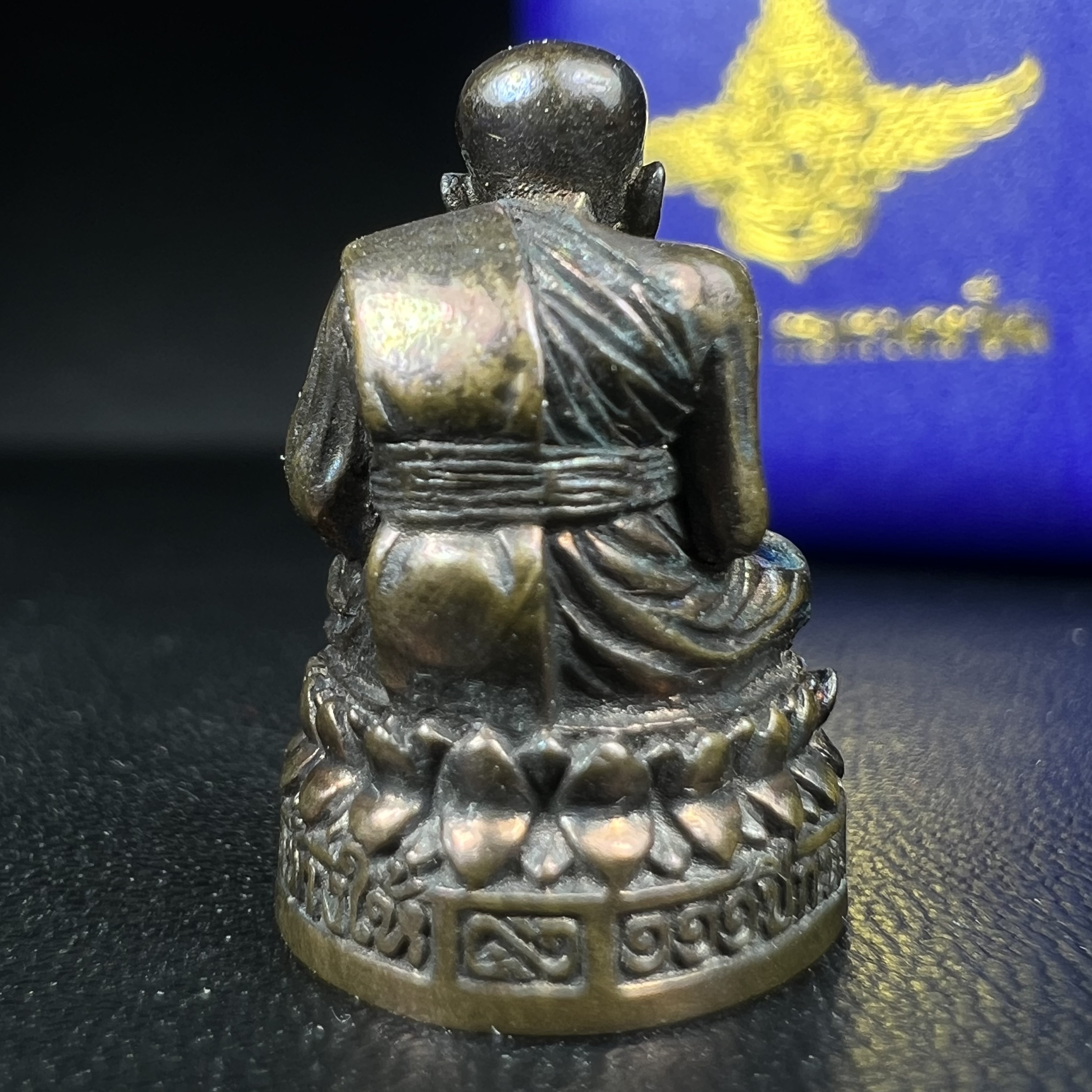 รูปเหมือนหล่อลอยองค์หลวงปู่ทวด รุ่น 111ปี กระทรวงกลาโหม เนื้อนวโลหะรมดำ-ปัดเงา ปี2540 พิธีใหญ่ เข้มขลัง นิยม พร้อมกล่องบรรจุเดิม(คัดสภาพสวยผิวเทพๆผิวรุ้งๆ)ทั้งพิธีทั้งพุทธศิลป์ทรงคุณค่าอีกหนึ่งรุ่นยอดนิยม