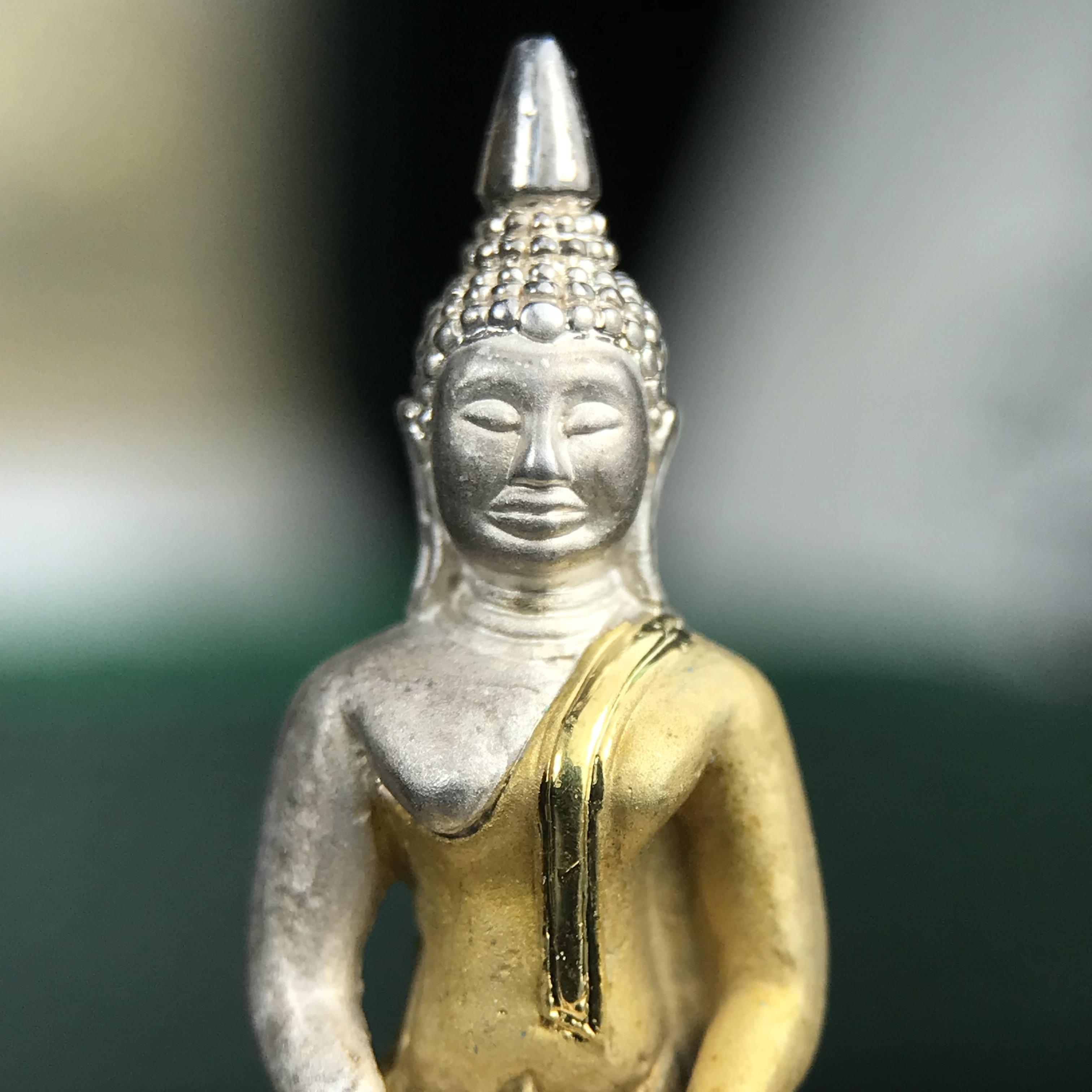 พระพุทธโสธร ภปร. รุ่นย้อนยุค สร้างพระอุโบสถ สมาคมชาวฉะเชิงเทรา จัดสร้าง ปี 2539 วโรกาสครองสิริราชสมบัติครบ 50 ปี เนื้อเงินชุบสามกษัตริย์ทรายนวลขัดเงาบางส่วน(สภาพผิวเดิม เก่าเก็บอย่าดี สวยมาก แบบนี้หายาก) พร้อมกล่องบรรจุและใบรับรองเดิมครบสมบูรณ์