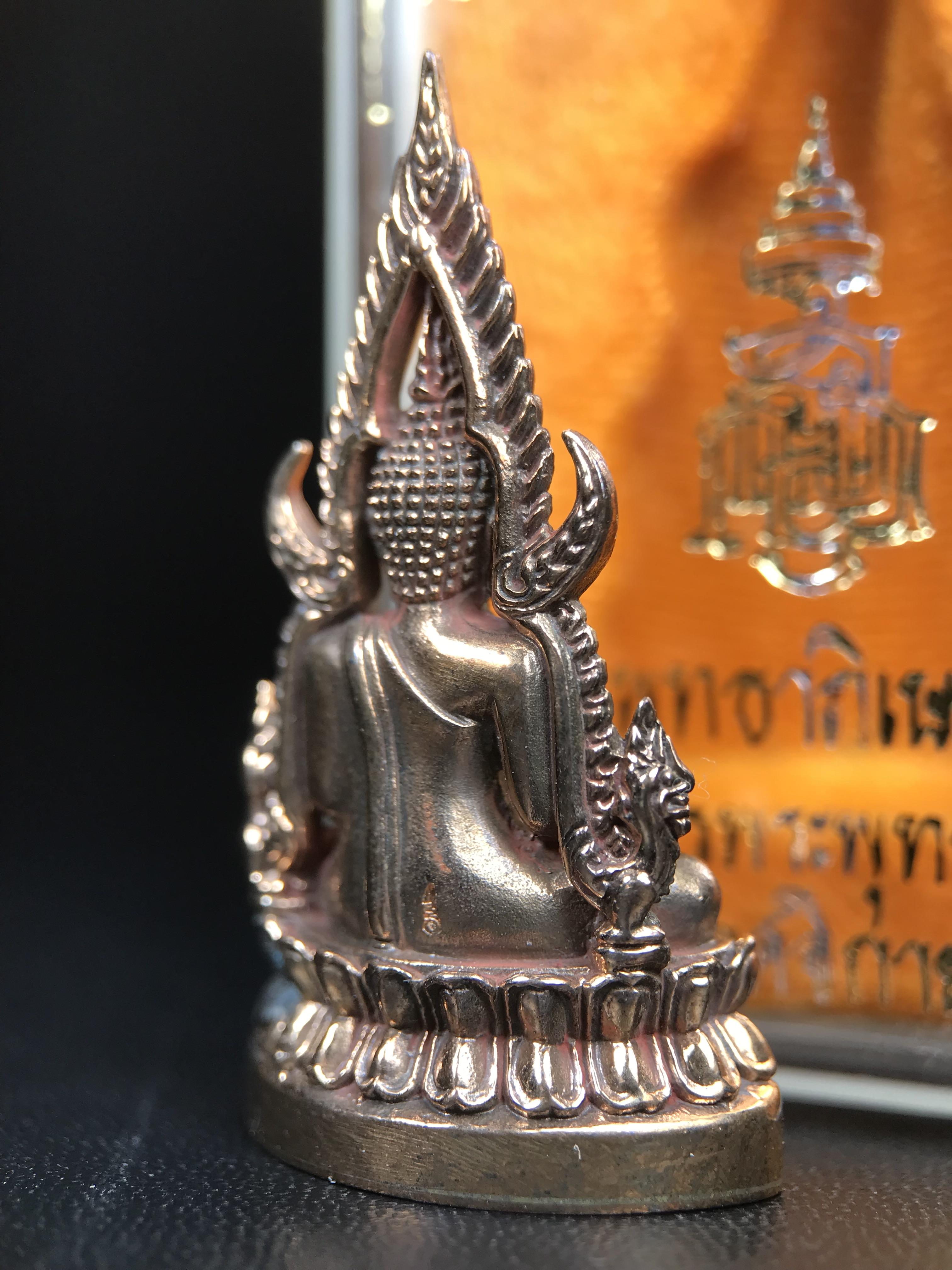 พระพุทธชินราช ญสส. วัดพระศรีมหาธาตุ จ.พิษณุโลก ปี2543 กริ่งชินราชเนื้อนวโลหะเต็มสูตร (ผสมทองคำ 2 บาท ต่อน้ำหนักเนื้อ 1 กิโลกรัม) พิธีใหญ่ รุ่นแรกและรุ่นเดียวที่ หลวงปู่หมุน ฐิตสีโล วัดบ้านจาน มาร่วมปลุกเสก(องค์หมายเลข ๘๐๔ เลขสวย)(1 ใน 2543 องค์)นิยมหายาก