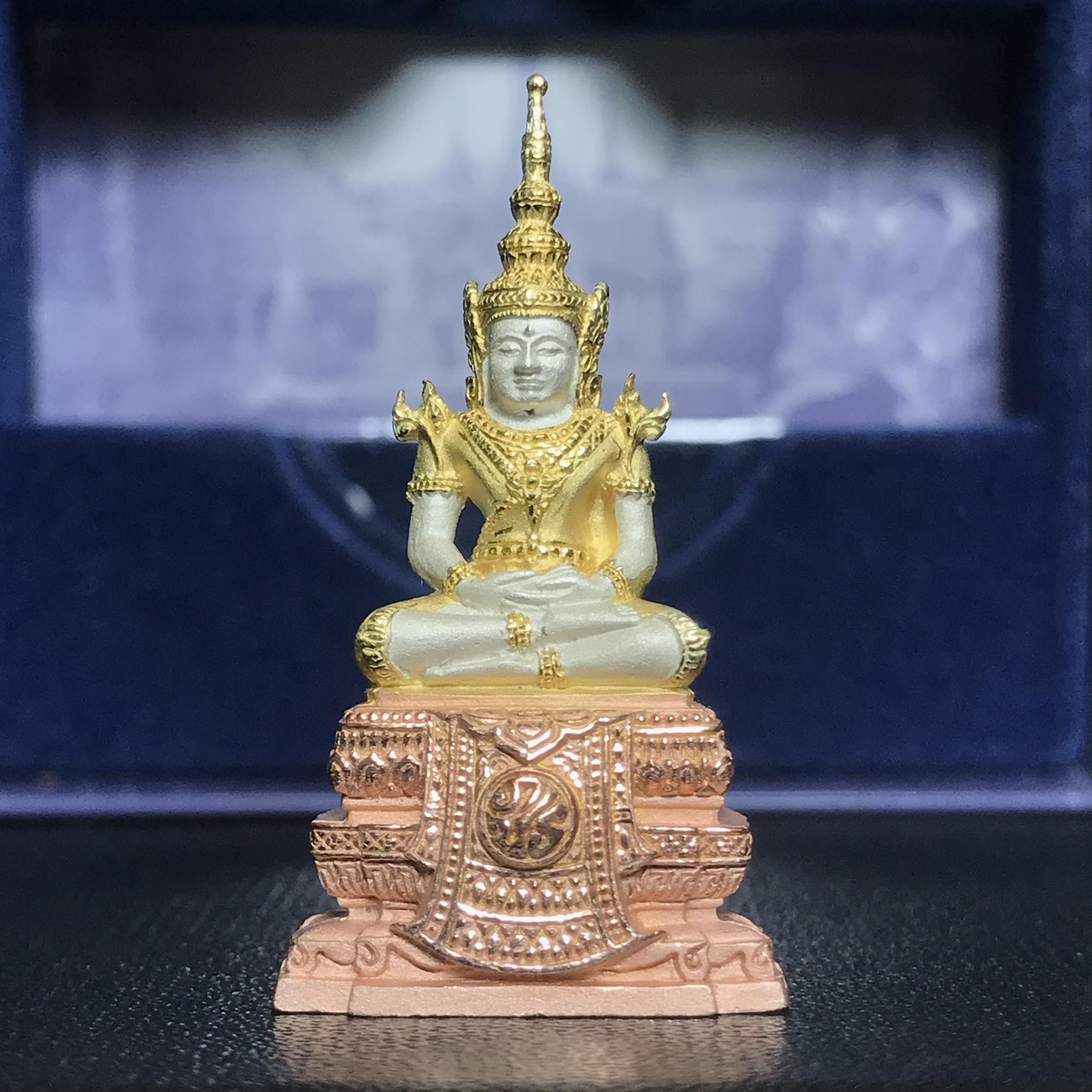 พระแก้วมรกต ภปร. ปี2547 จัดสร้างโดย รพ.ภูมิพลฯ เนื้อเงิน (3 กษัตริย์)ลอยองค์ หน้าตัก 1/2 นิ้ว(1ใน3000องค์)