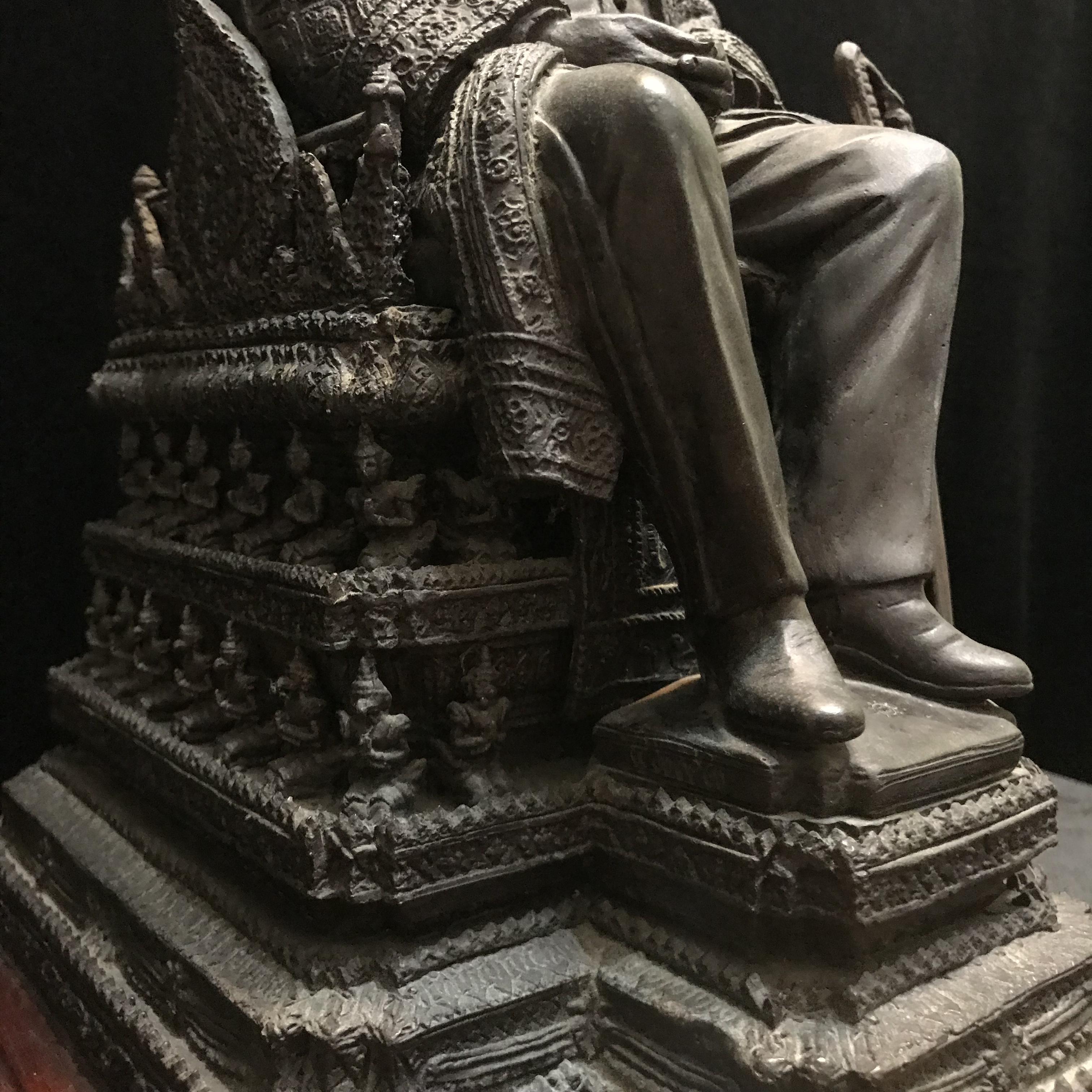 พระบรมรูปพระบาทสมเด็จพระเจ้าอยู่หัวรัชกาลที่9(นั่งบัลลังก์) กระทรวงมหาดไทยจัดสร้าง ปี2539(นิยม)