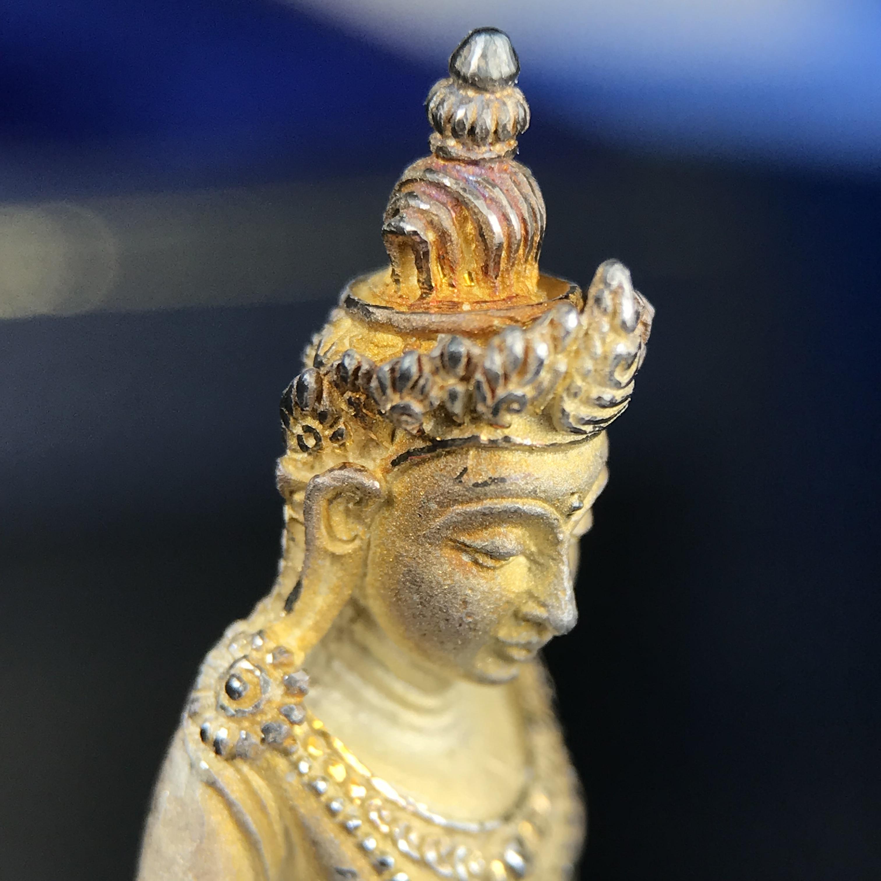 พระกริ่งอวโลกิเตศวร ( เจ้าแม่กวนอิม ) วัดโพธิ์แมนคุณาราม รุ่นอุดมโภคทรัพย์ พ.ศ.2539 เนื้อเงินพ่นทราย(ผิวเดิม ขึ้นสีรุ้งธรรมชาติ แบบนิยม เสน่ห์ของพระเนื้อเงิน) (พร้อมกล่องบรรจุการ์ดใบรับรองเดิมครบ)(อีกหนึ่งรุ่นยอดนิยม พุทธศิลป์สวยงดงาม)หายาก 1 ใน 5000 องค์