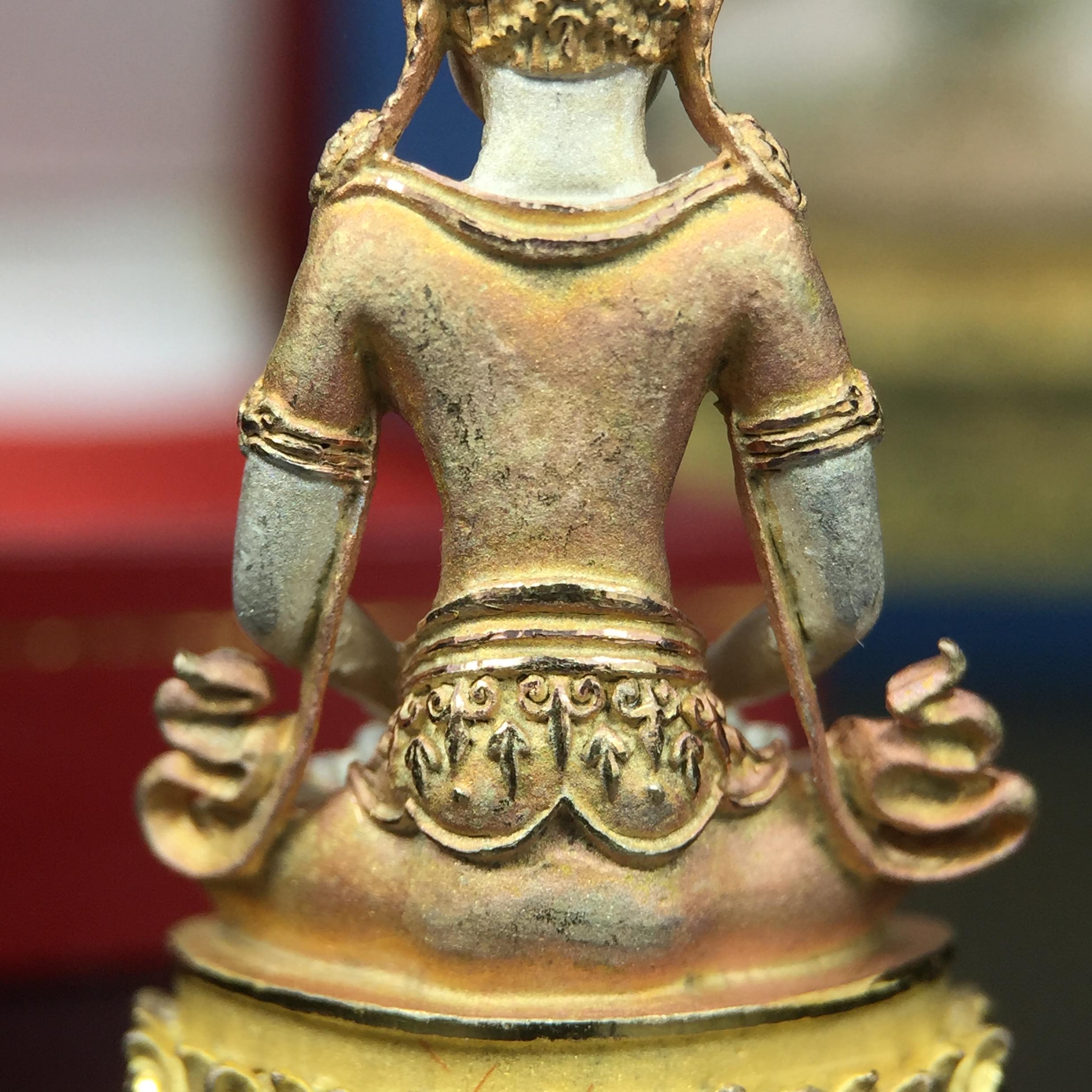 พระกริ่งอวโลกิเตศวร ( เจ้าแม่กวนอิม ) วัดโพธิ์แมนคุณาราม เนื้อเงิน 3 กษัตริย์ พ่นทราย รุ่นอุดมโภคทรัพย์ พ.ศ.2539(พร้อมกล่องบรรจุการ์ดใบรับรองเดิมครบ) (อีกหนึ่งรุ่นยอดนิยม พุทธศิลป์สวยงดงาม)