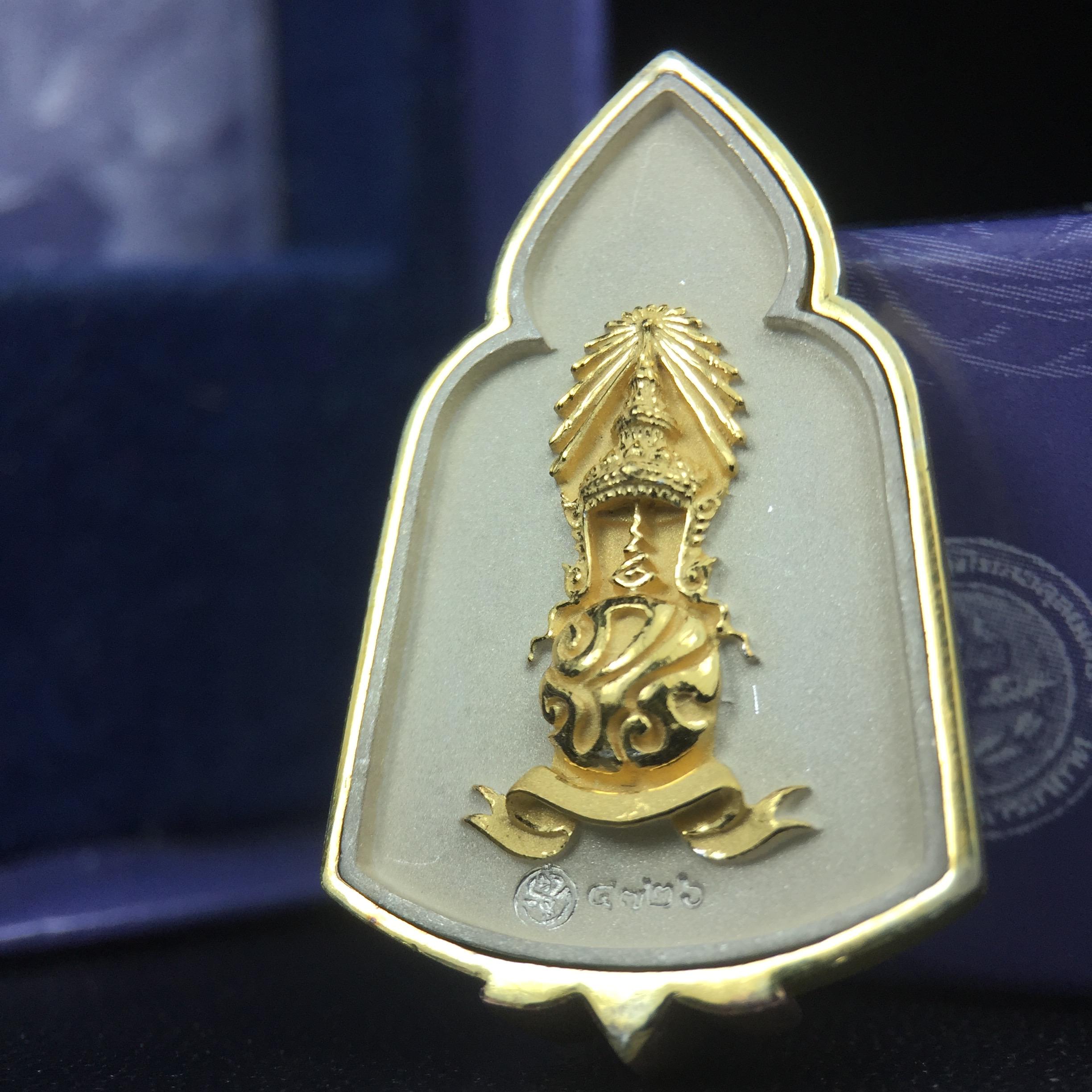 พระแก้วมรกต ภปร. ปี2547 จัดสร้างโดย รพ.ภูมิพลฯ เนื้อเงิน (3 กษัตริย์)เหรียญทรงซุ้ม ขนาด 20*33 มม.งดงามทรงคุณค่าอีกหนึ่งรุ่นยอดนิยม หายาก