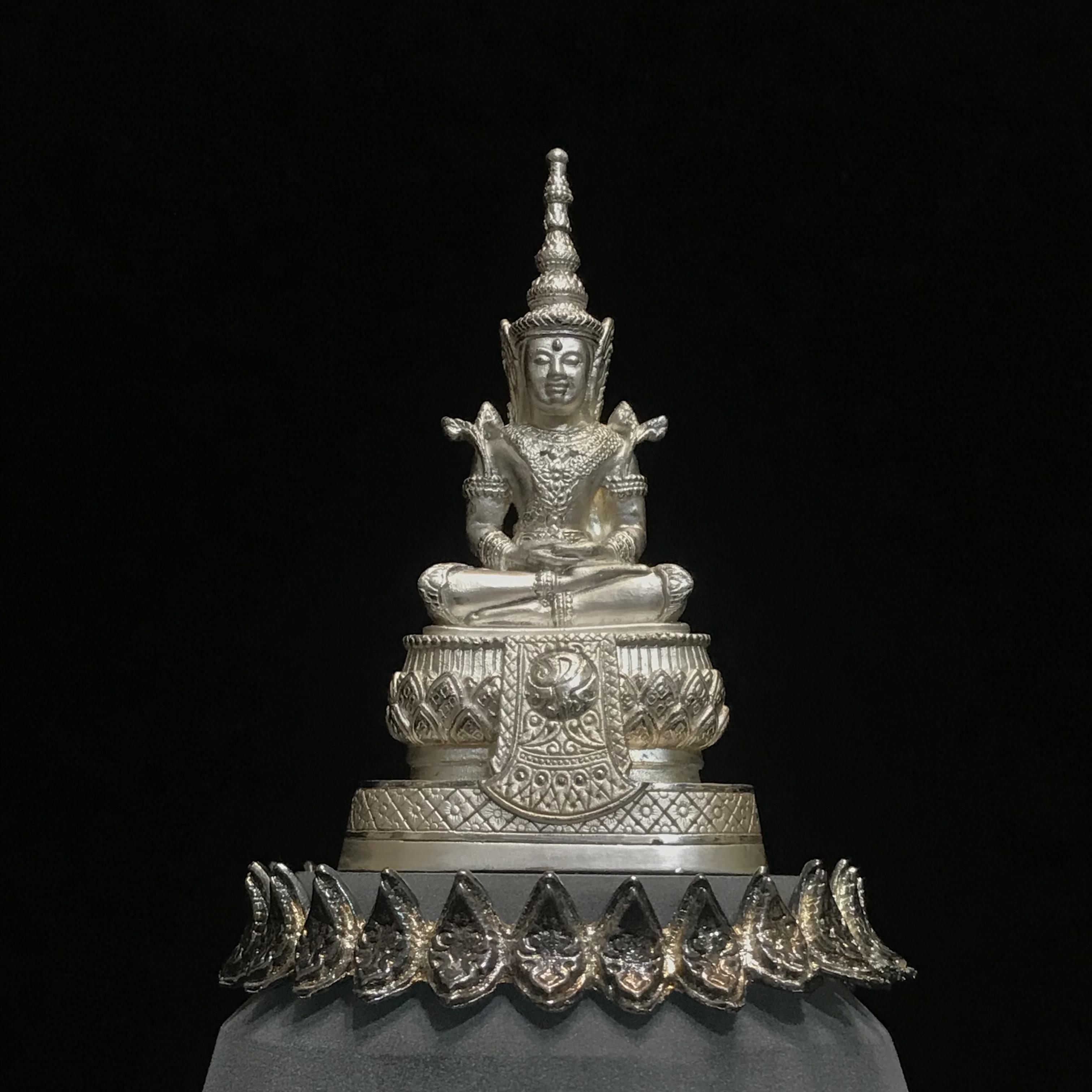 พระแก้วมรกต ภปร.(รุ่นแรก) ปี2545 รุ่นฉลองกรุงรัตนโกสินทร์ครบ 220 ปี หล่อลอยองค์ เนื้อเงิน ขนาดบูชา 50*90 มม. พร้อมฐานวางครอบแก้วเดิม(สวยงามและหายากมาก)