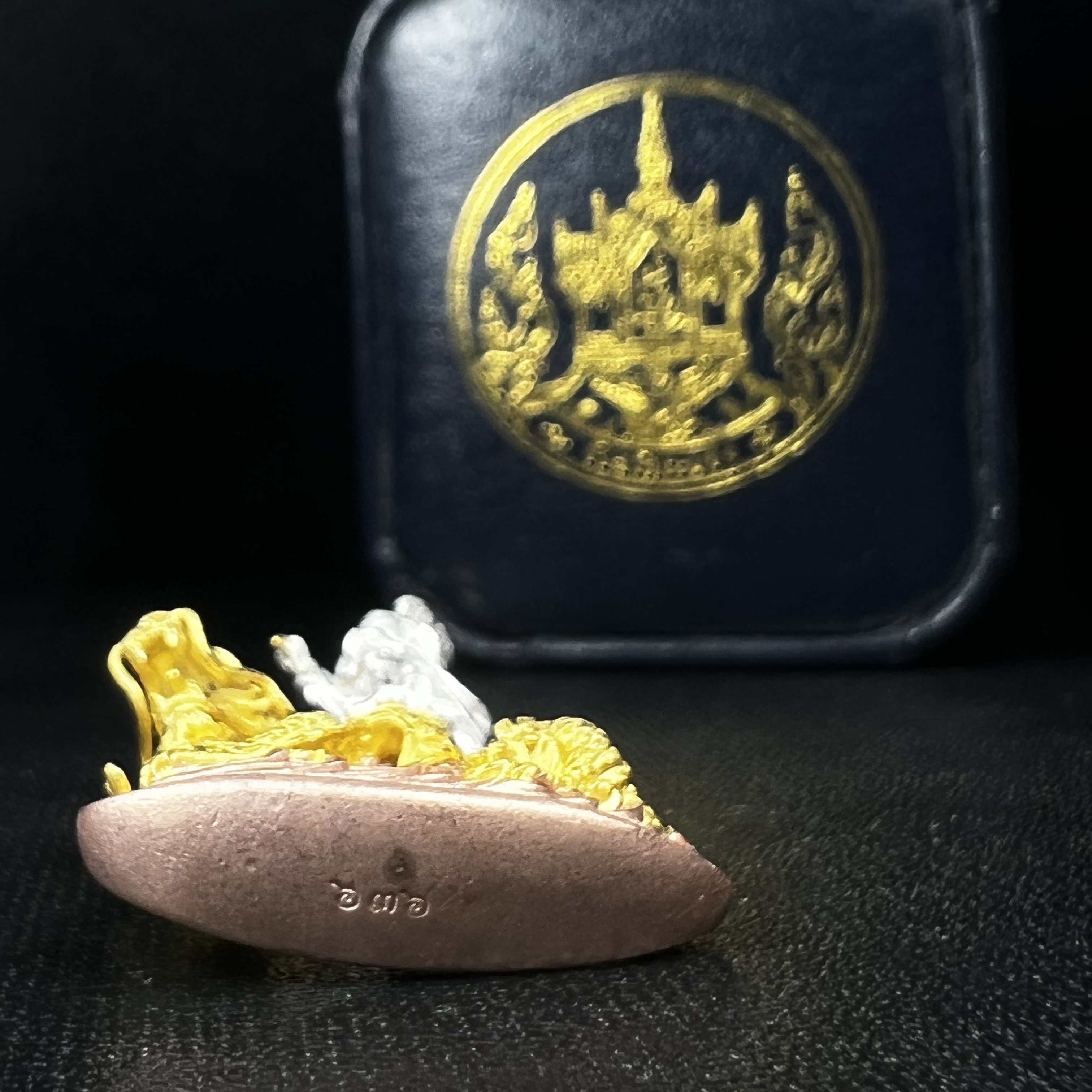 รูปหล่อลอยองค์พระโพธิสัตว์กวนอิม ทรงประทับมังกร จ.ระนอง เนื้อเงินสามกษัตริย์(พบเจอน้อยหายาก) พิมพ์ใหญ่(คัดสภาพผิวเดิม สวยงดงาม ทรงคุณค่า) เฉลิมฉลองในวโรกาสที่พระบาทสมเด็จพระเจ้าอยู่หัวทรงครองสิริราชสมบัติครบ 50 ปี จ.ระนอง พ.ศ.2539