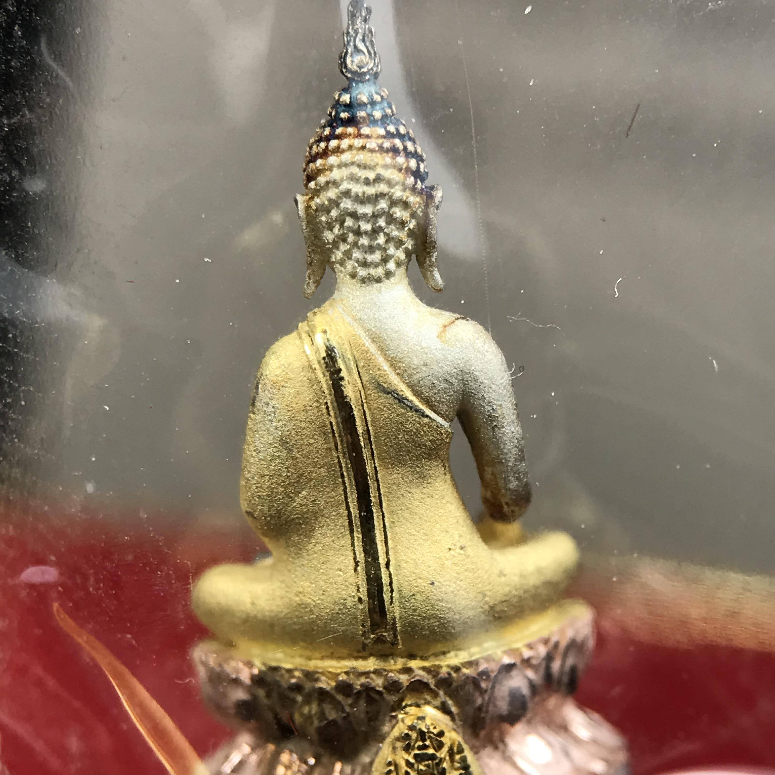 พระชัยวัฒน์พระพุทธนวราชบพิตร ครองสิริราชสมบัติครบ 50 ปี พ.ศ.2540 ขนาดสูง 1.9 ซม. เนื้อเงินสามกษัตริย์(ผิวเดิม)(ซีนซองเดิม) พร้อมกล่องบรรจุเดิมครบสมบูรณ์ 1ใน 9500 องค์(พุทธนวราชบพิตร นิมิตรหมายแห่งความสามัคคี ด้วยไมตรีแห่งองค์พระภูมิพล)