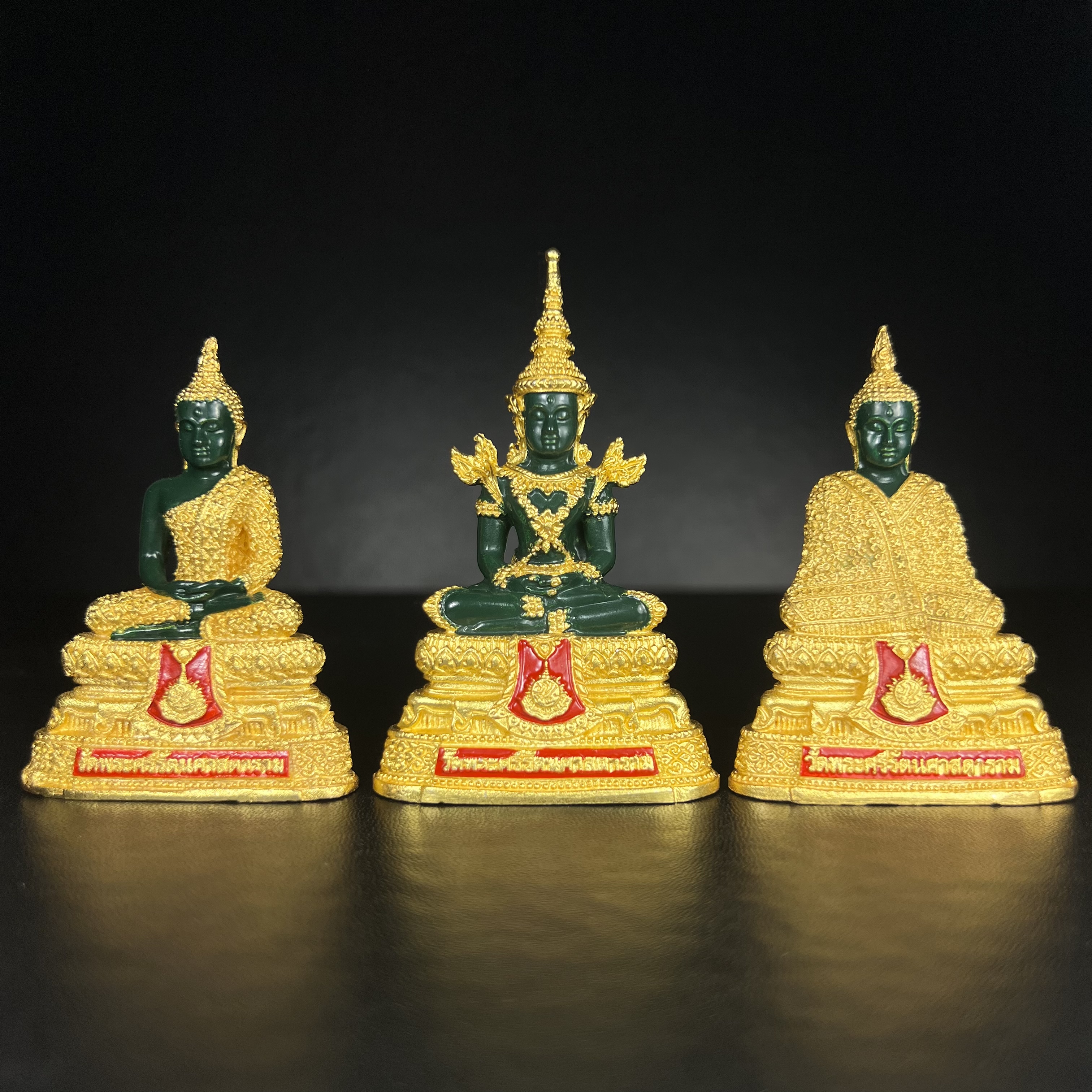 พระพุทธมหามณีรัตนปฏิมากร(พระแก้วมรกต) วัดพระศรีรัตนศาสดาราม สำนักพระราชวัง จัดสร้าง ชุด 3 ฤดู(ร้อน ฝน หนาว) หน้าตัก 2 นิ้ว(บรรจุมวลสารใต้ฐาน)