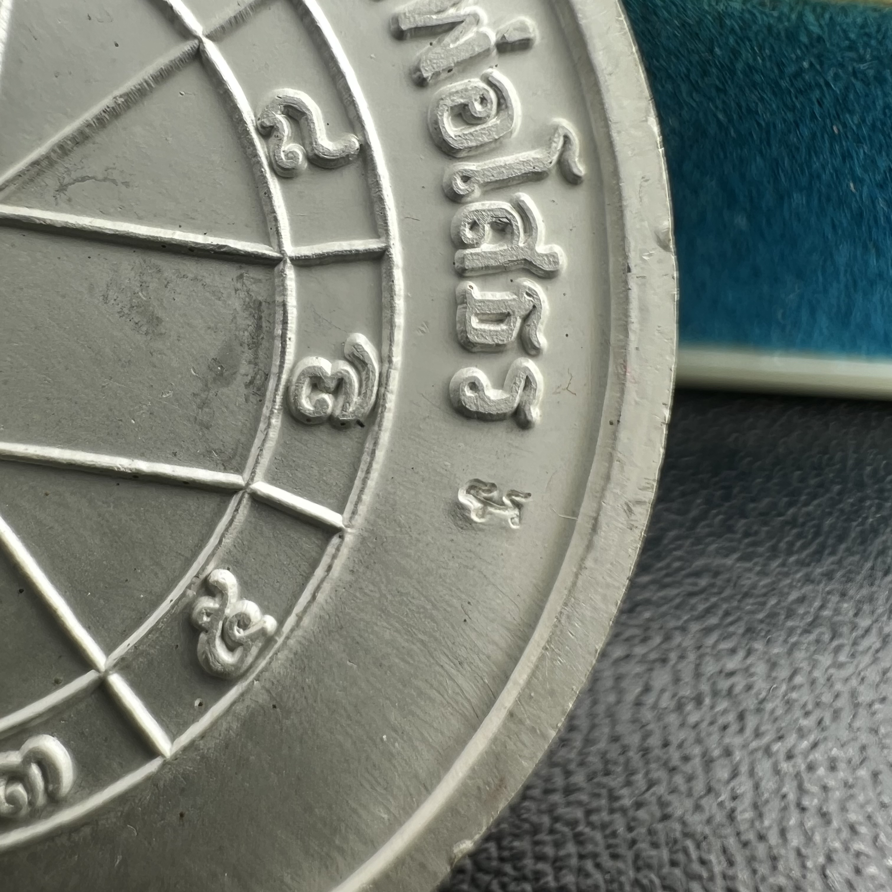 เหรียญหลวงพ่อโสธร รุ่นดวงชะตาคู่ชีวิต พิธีมหาจักรพรรดิตราธิราชครั้งยิ่งใหญ่ พิธีสวดนพเคราะห์เพื่อความเป็นสิริมงคล ปี 2547 ณ พระอุโบสถวัดโสธรวรารามวรวิหาร จ.ฉะเชิงเทรา เนื้อเงินลงยาราชาวดี ขนาด 3.2 ซม.พร้อมกล่องบรรจุเดิมสภาพสวยครบสมบูรณ์