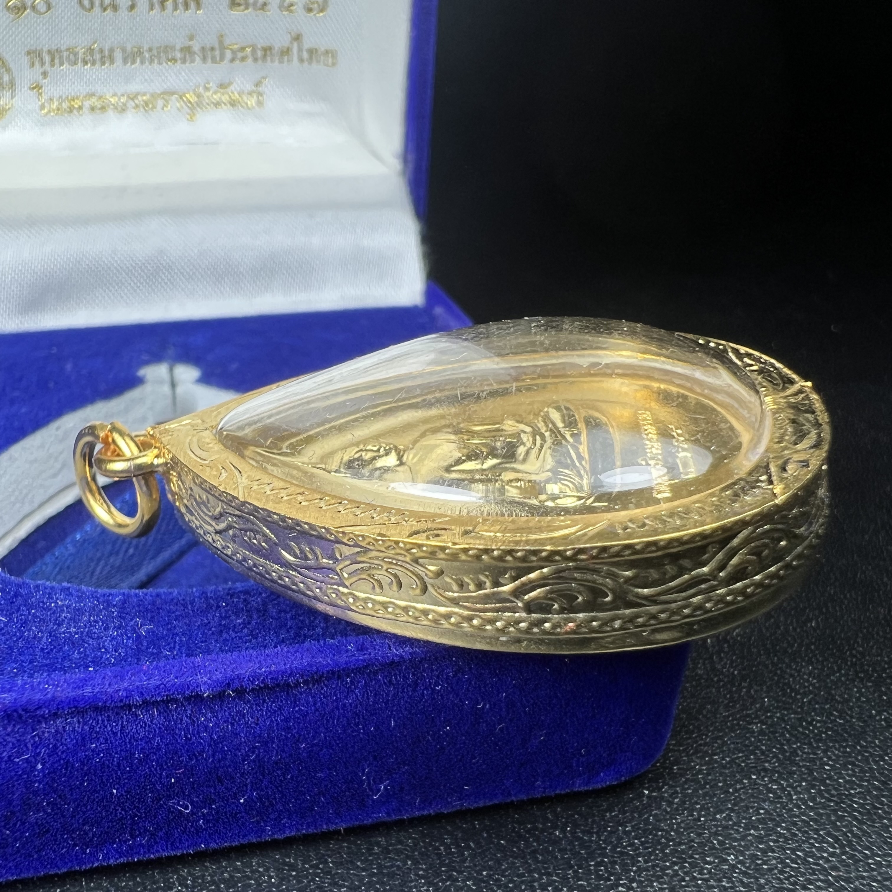 เหรียญพระพุทธสิงหธรรมมงคล ภปร. ปี 2547 ทรงหยดน้ำ ด้านหลังมี ภ.ป.ร. (ชนวนเก่า)เนื้อโลหะผสม ชุบทองเงา สูง 3.3ซม.พิธีใหญ่ มวลสารดี ปลุกเสกวัดพระแก้ว(งานเลี่ยมกรอบเดิมจากผู้จัดสร้างห่อหุ้มด้วยทองนพเกล้า)