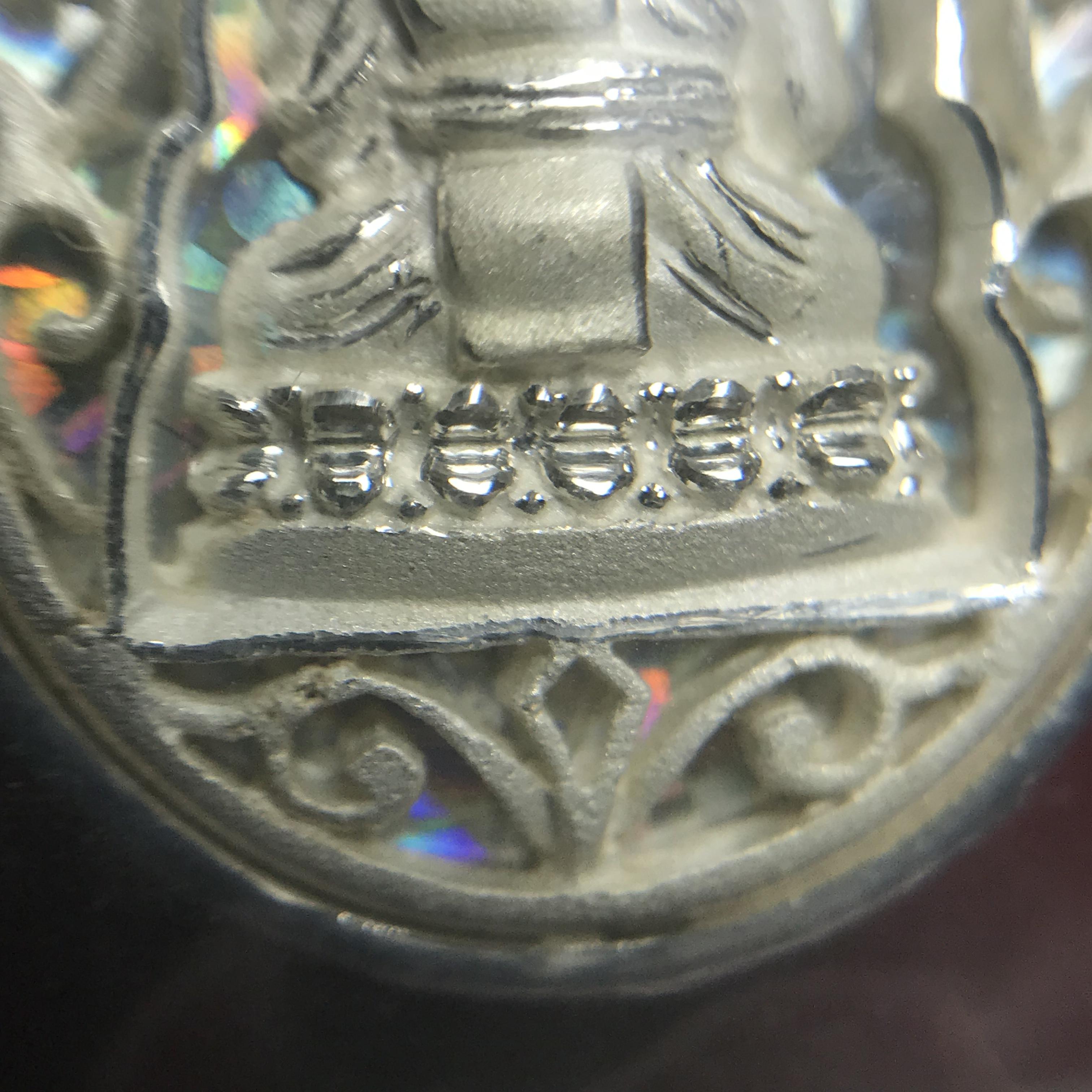 เหรียญหลวงปู่ทวด รุ่นมงคลบารมี วัดประสาทบุญญาวาส ปี 2545 เนื้อเงินพิมพ์ทรงรูปไข่(เล็ก)(2.0*1.8ซม.)ฉลุลายสวยงาม ตอกโค๊ตมีหมายเลข พร้อมกล่องบรรจุเดิม