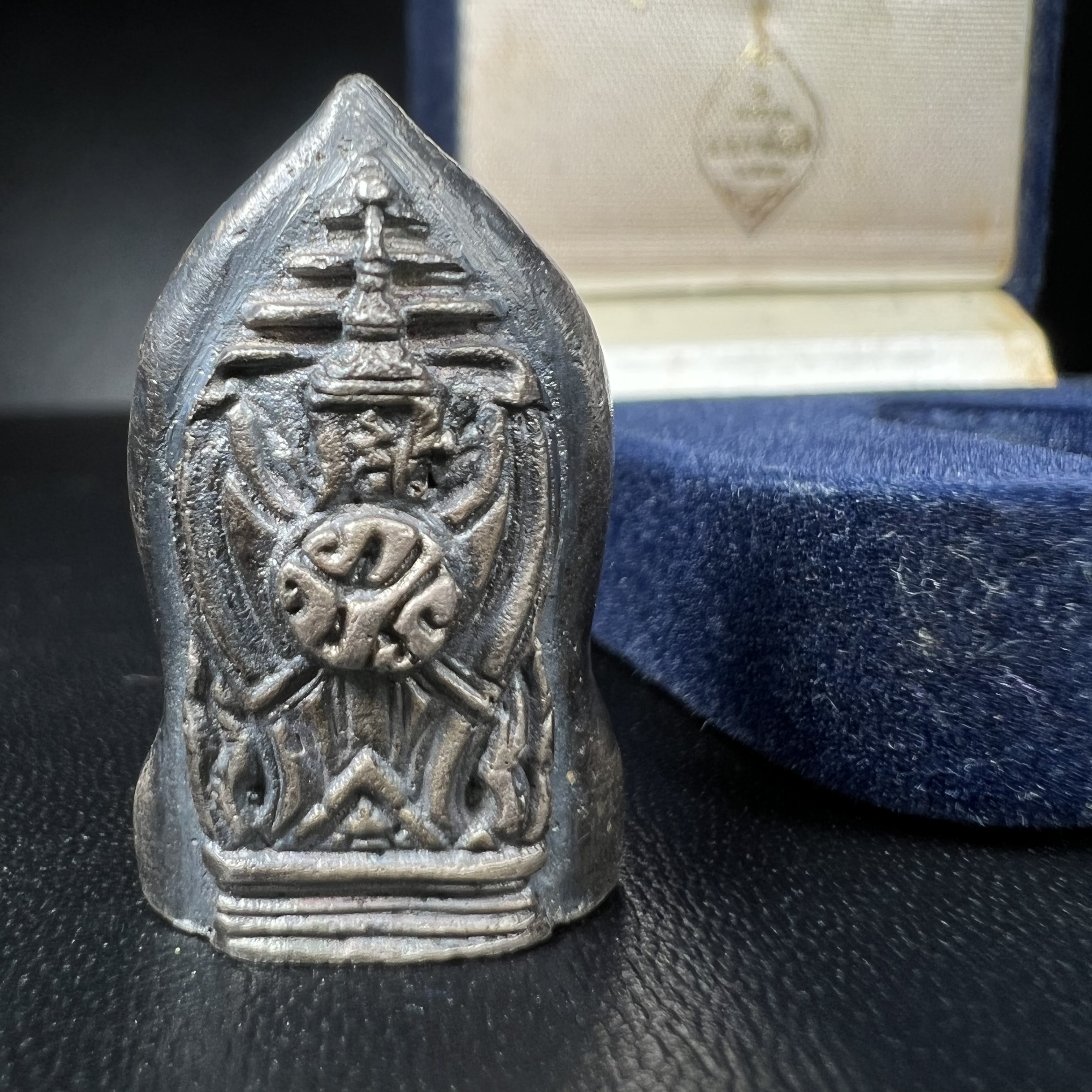 พระศาสดาใบเสมา ภปร. วัดบวรนิเวศวิหาร ปี2532 จัดสร้างในโอกาสสองทศวรรษรามาธิบดี เพื่อศูนย์การแพทย์สิริกิติ์ เนื้อเงิน(ผิวเดิมกลับดำสวยงามเข้มขลัง)พร้อมกล่องบรรจุเดิม