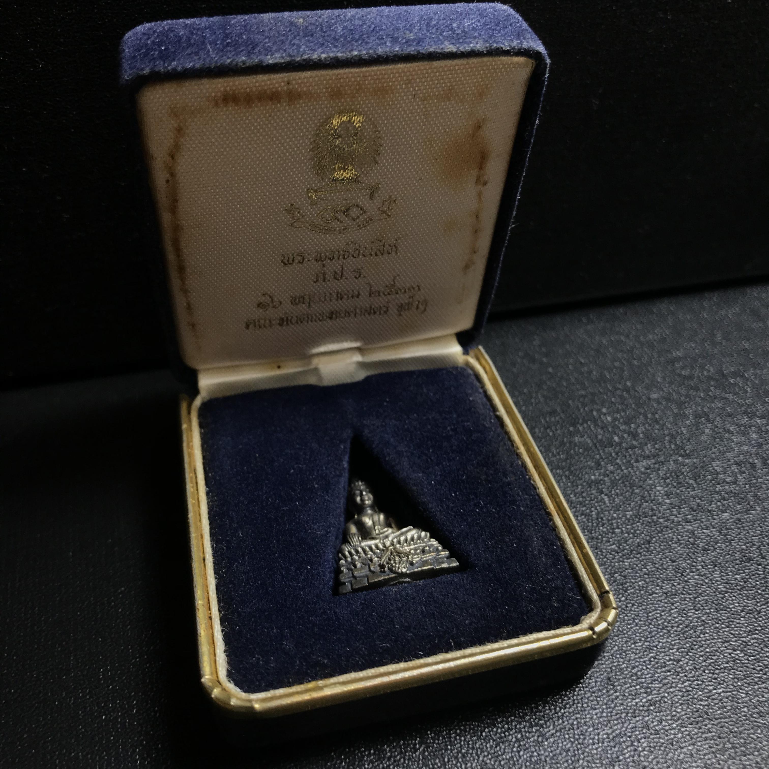 พระกริ่งพระพุทธชินสีห์ ภปร ทันโตเสฏโฐ ปี 2533 เนื้อเงิน (วัตถุมงคลหนึ่งเดียวที่บรรจุพระทนต์(ฟัน)ในหลวงรัชกาลที่9 พระราชทานให้จัดสร้าง)(1ใน1999องค์)