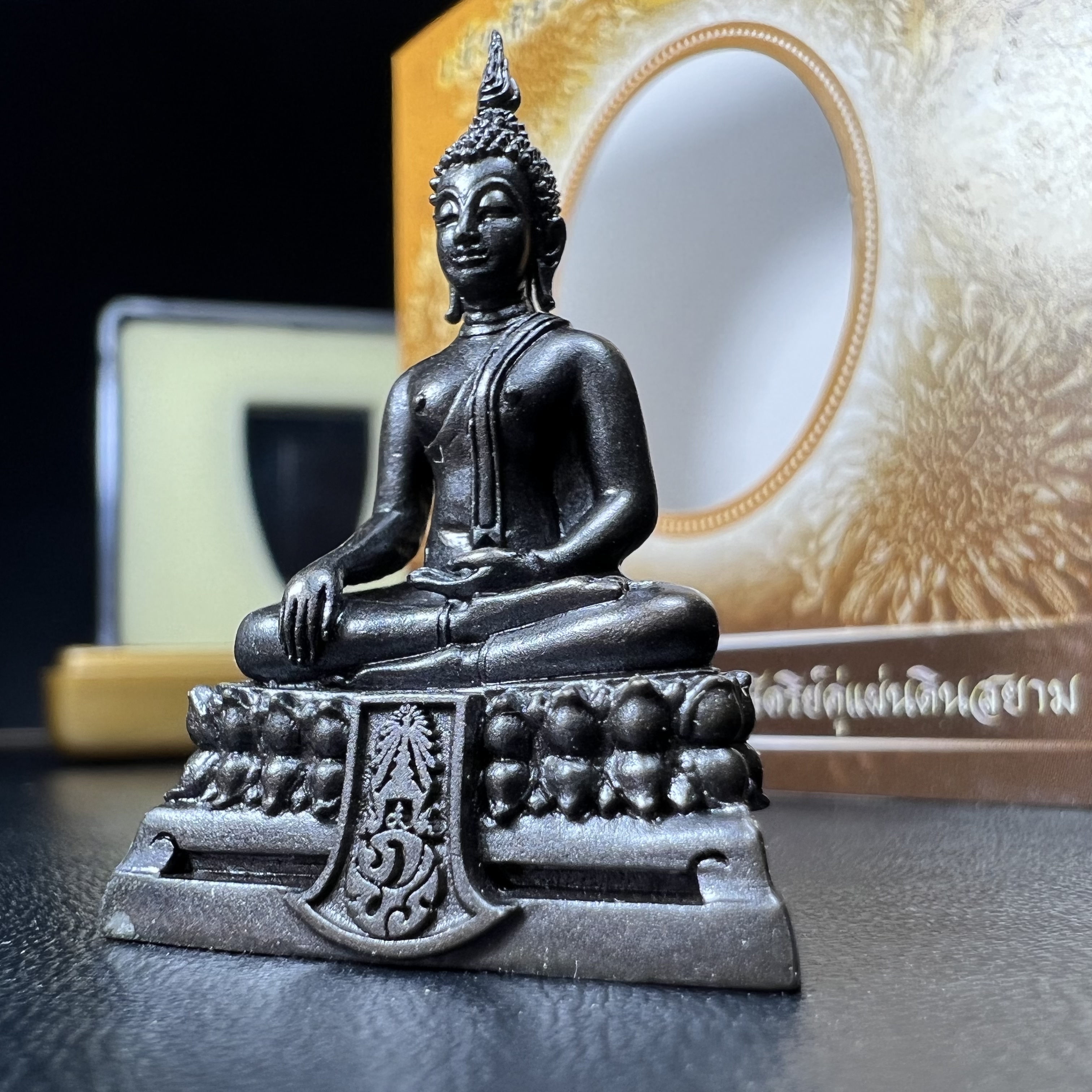 พระพุทธรูปคุ้มเกล้า ภปร. มหามงคล 80พรรษา “รุ่นเย็นศิระเพราะพระบริบาล 80พรรษา มหากษัตริย์คู่แผ่นดินสยาม” เนื้อนวโลหะรมดำ พิมพ์ใหญ่ ขนาด 18*35 มม.(โลหะชนวนพระ ภ.ป.ร.2508 และผงตะไบพระกริ่งปวเรศ 2530 มาร่วมในการจัดสร้างด้วย)