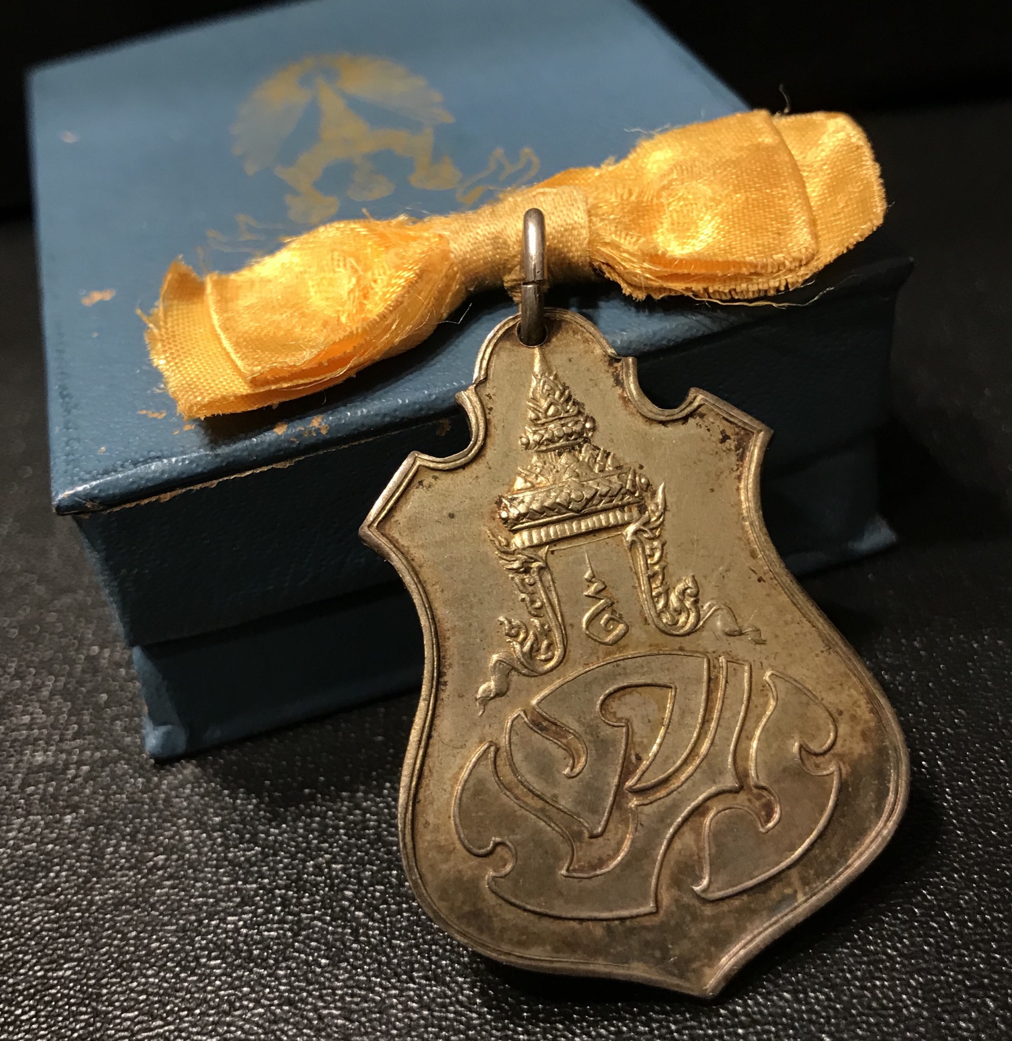 เหรียญสังคีตมงคล ภปร. ปี 2509(พระราชทาน)สุดยอดหายาก สร้างโดยพระราชทรัพย์ส่วนพระองค์ของพระบาทสมเด็จพระเจ้าอยู่หัว(สภาพสวยเดิมครบสมบูรณ์)(1ใน300 เหรียญ)