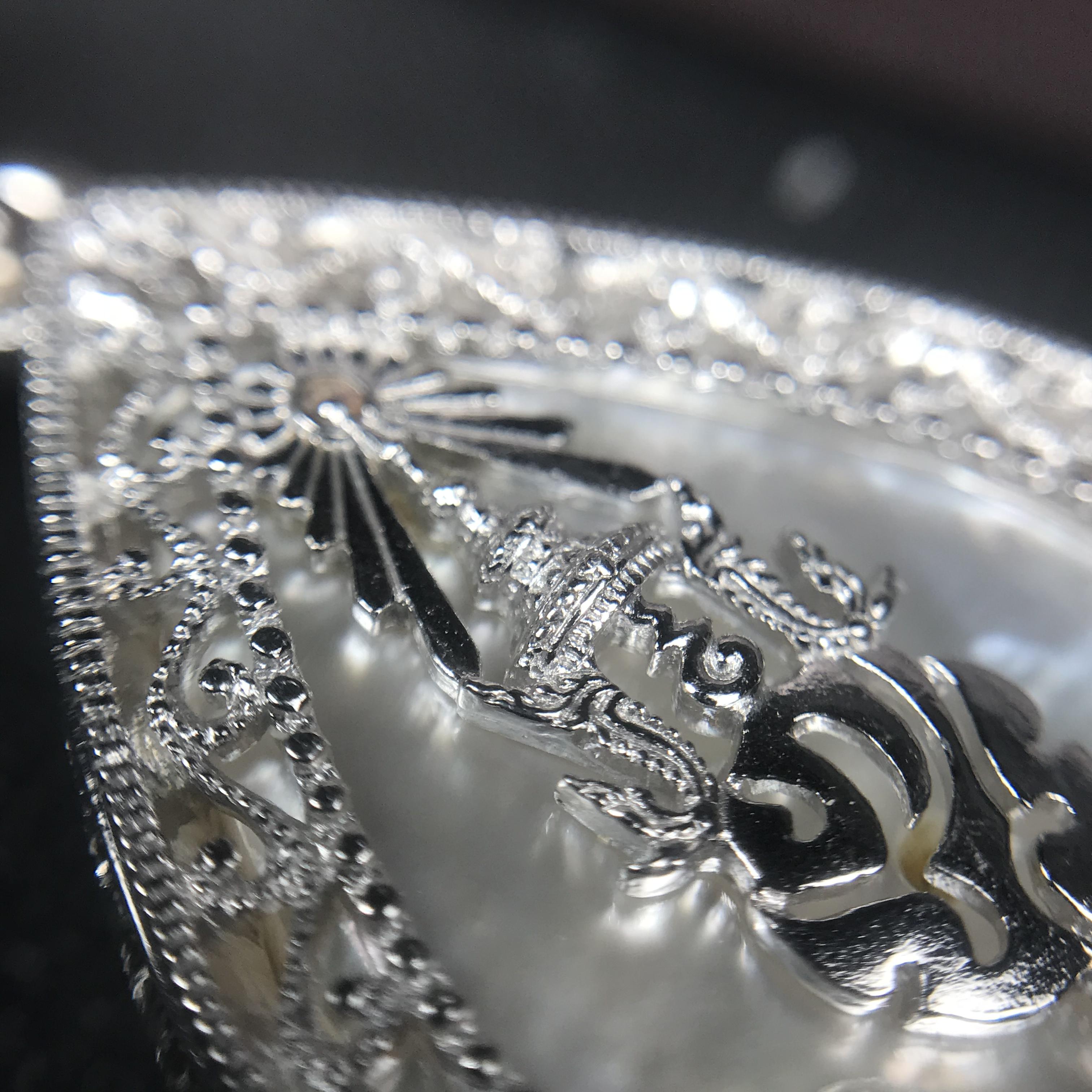 พระพุทธชินราช ภปร. โครงการ "เพราะแผ่นดินนี้ คือ แผ่นดินเกิด" ปี2548(รุ่นแรก) เหรียญทรงใบโพธิ์ ขนาด 21 x 29 มม. เนื้อเงินสามกษัตริย์ องค์พระชุบสามกษัตริย์ ล้อมด้วยกรอบเงินชุบทองคำขาวสลักเสลาเป็นลวดลายละเอียดอ่อน ส่วนพื้นองค์พระเป็นเปลือกหอยมุข