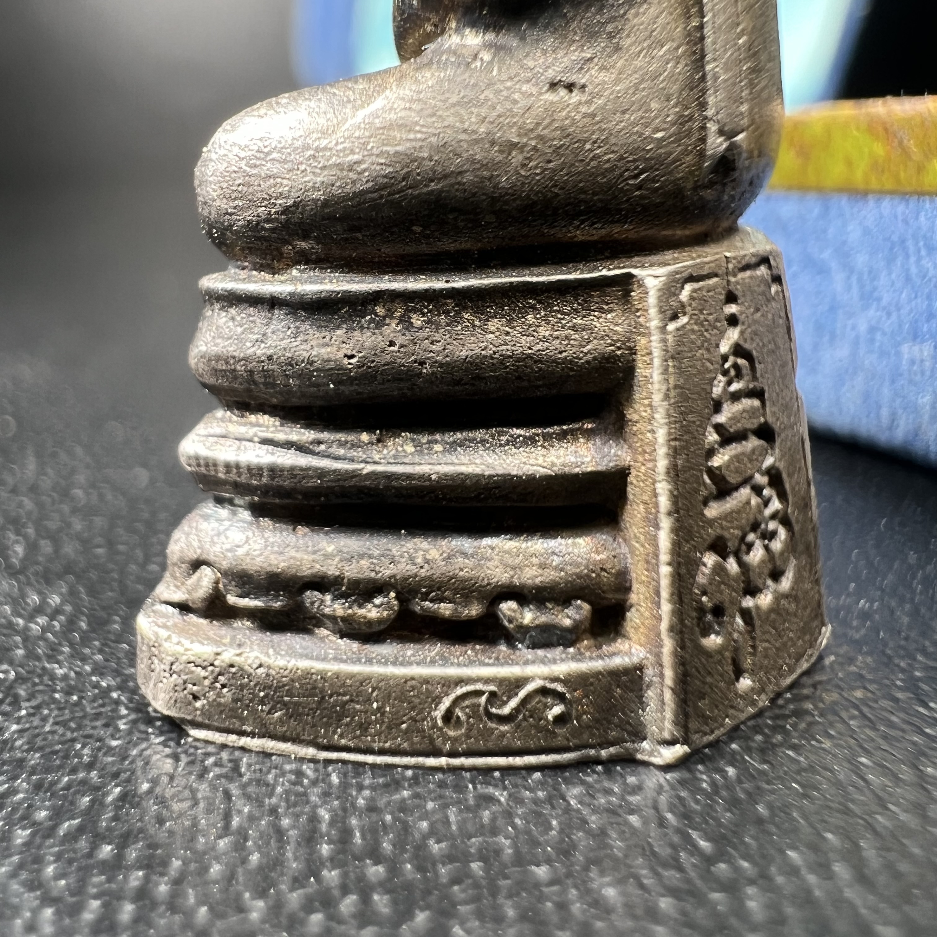 หลวงพ่อพระพุทธโสธร รุ่น ญสส. ปี 2533 พิมพ์ใหญ่เนื้อเงินผสมชนวน ผิวเดิมสวยเข้มขลังพร้อมกล่องบรรจุเดิมครบ(สมเด็จพระญาณสังวร สมเด็จพระสังฆราช เสด็จเป็นองค์ประธานเททอง)พระดีพิธีใหญ่ชนวนมวลสารเข้มขลังและเป็นอีกหนึ่งผลงานของนายช่างเกษม มงคลเจริญ งดงามทรงคุณค่า