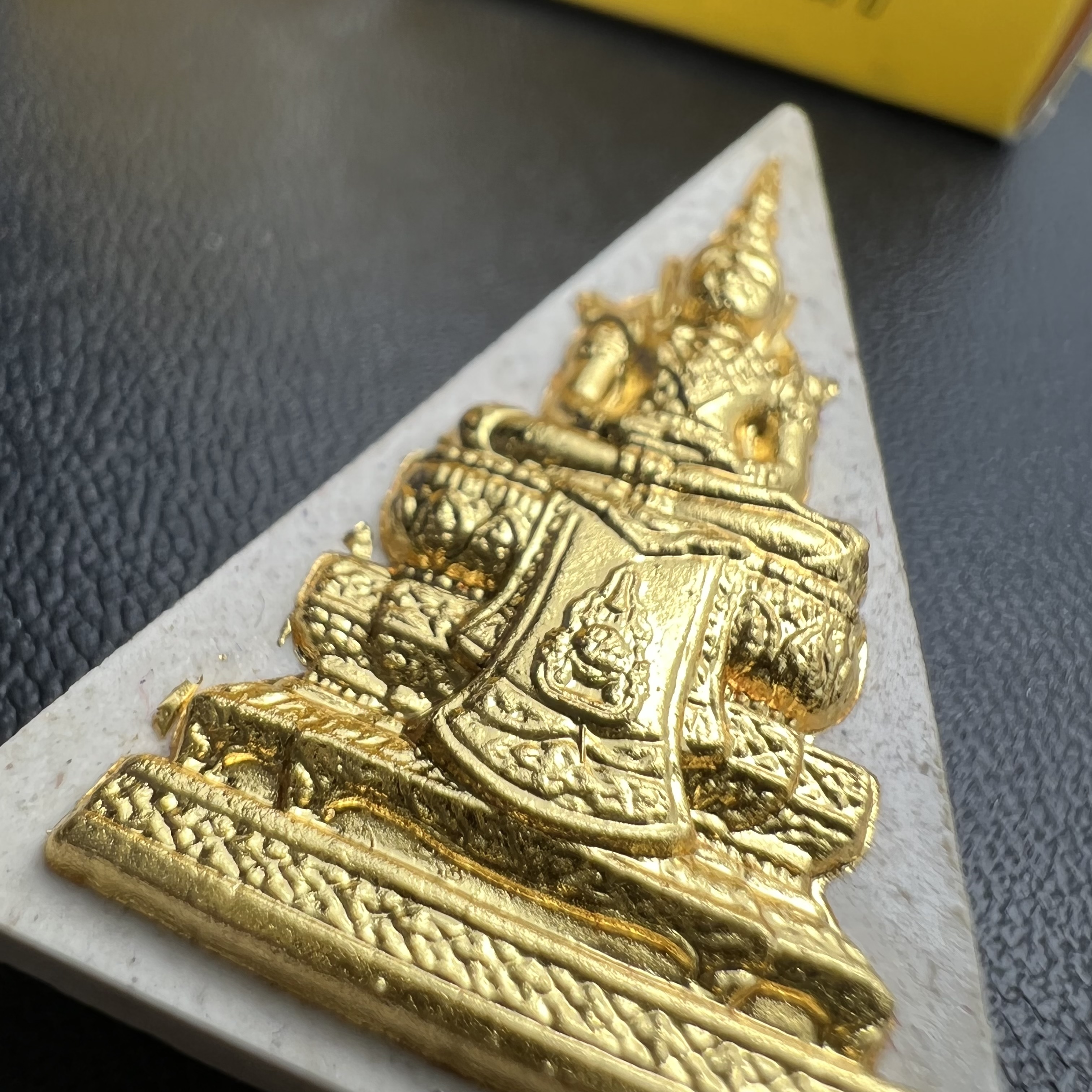 พระแก้วมรกต(จำลอง)ทรงเครื่องฤดูร้อน พระผงบูชา ด้านหน้าปิดทอง ด้านหลังตราสัญลักษณ์ฉลองสิริราชสมบัติครบ 60ปี เนื้อเงิน(รุ่นนี้ได้พระราชทานเส้นพระเจ้า(เส้นผม)รัชกาลที่9ในการจัดสร้าง)