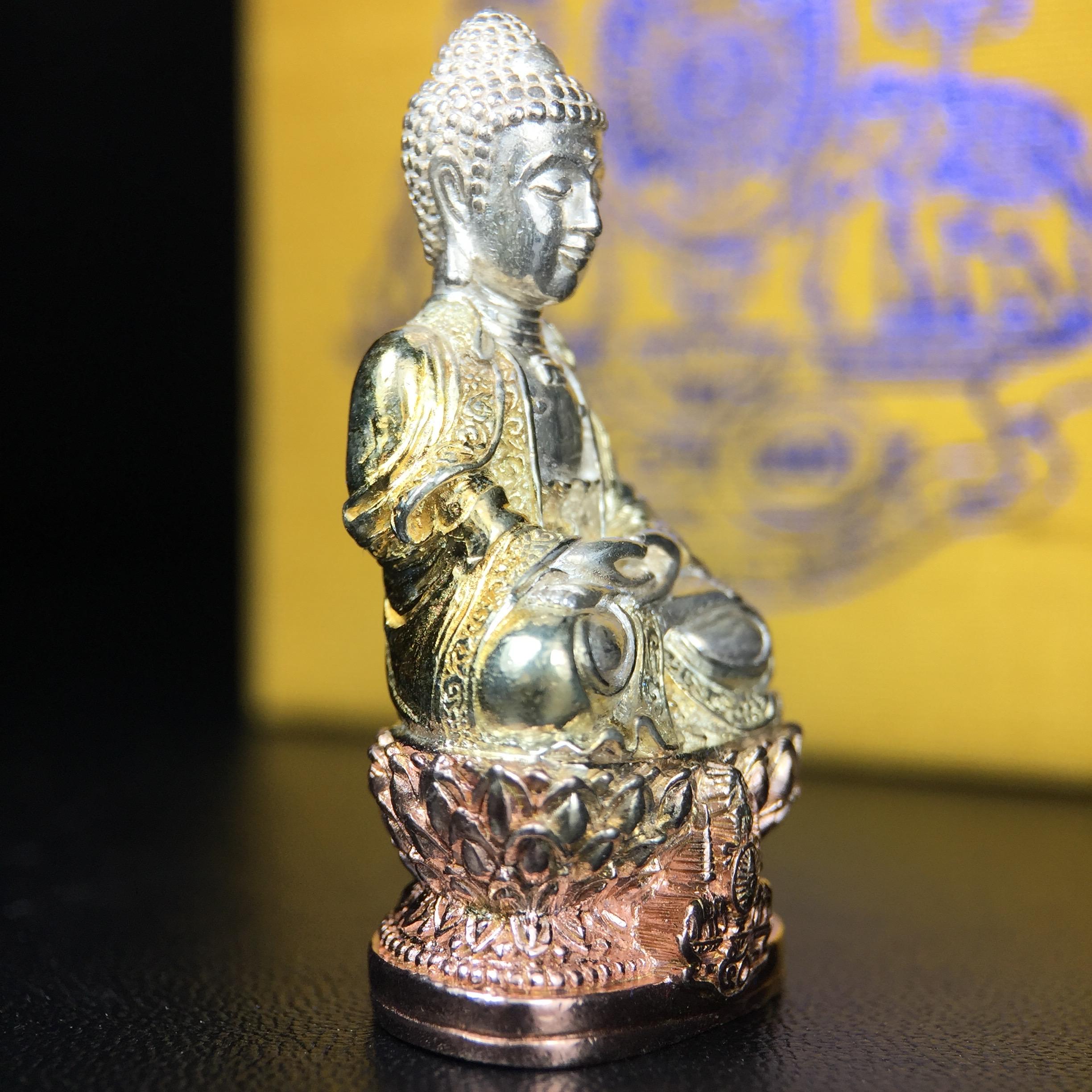 พระกริ่งจีน "ต้าเยิ่นถะ" รุ่น กาญจนาภิเษก ครองราชย์ 50 ปี วัดบวรนิเวศวิหาร ปี2538 เนื้อเงินสามกษัตริย์ สูง 3.8 ซม. (คัดสภาพสวยเดิม พิธีใหญ่ พุทธศิลป์งดงาม)