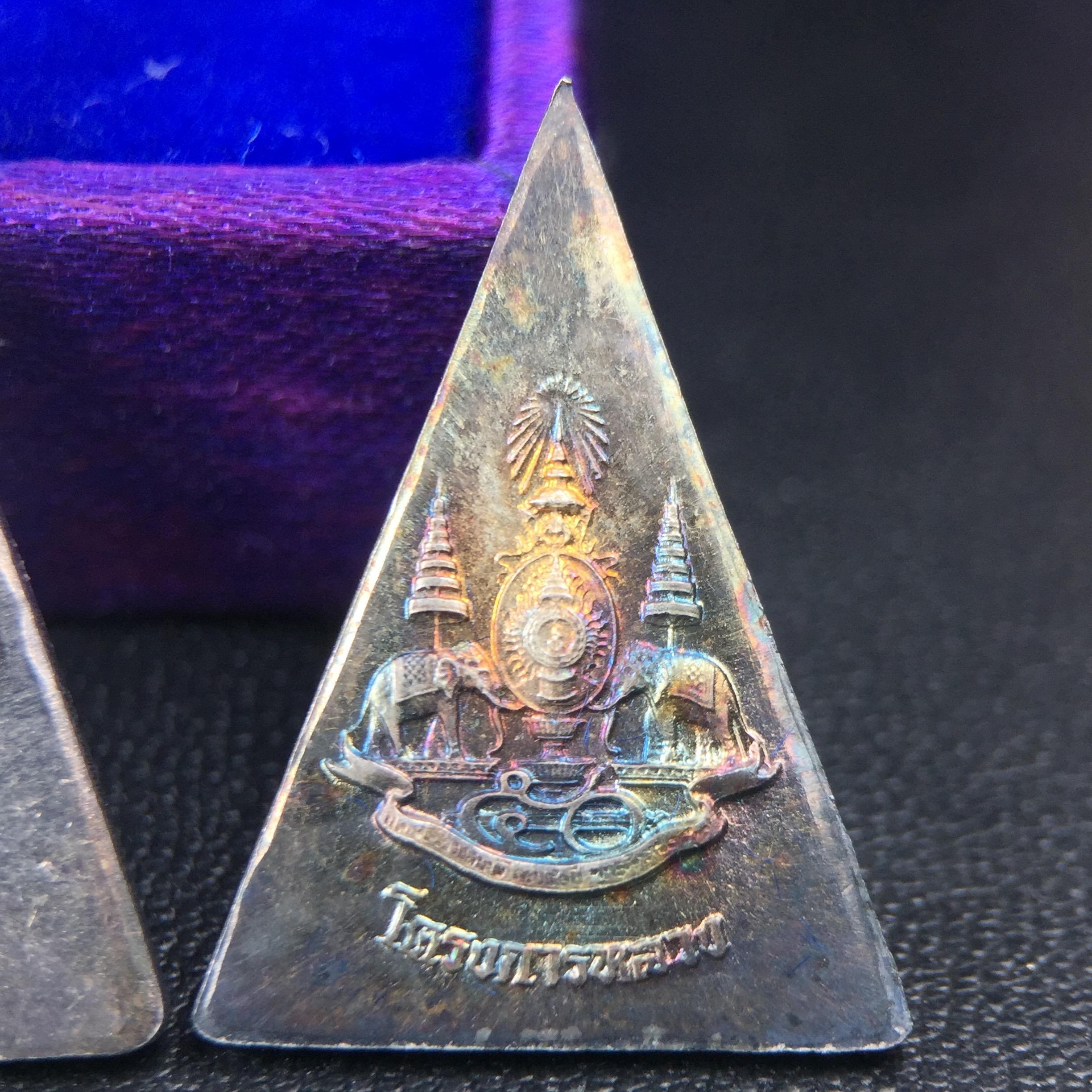 พระพุทธนวราชบพิตร พระพิมพ์จิตรลดา โครงการหลวง ปี2539 (พิมพ์ใหญ่+พิมพ์เล็ก) เนื้อเงินผิวเดิมขึ้นสีรุ่ง สวย แบบนิยมพร้อมกล่องบรรจุเดิม พิธีใหญ่ ปลุกเสกวัดพระแก้ว(1ชุด 2 องค์)