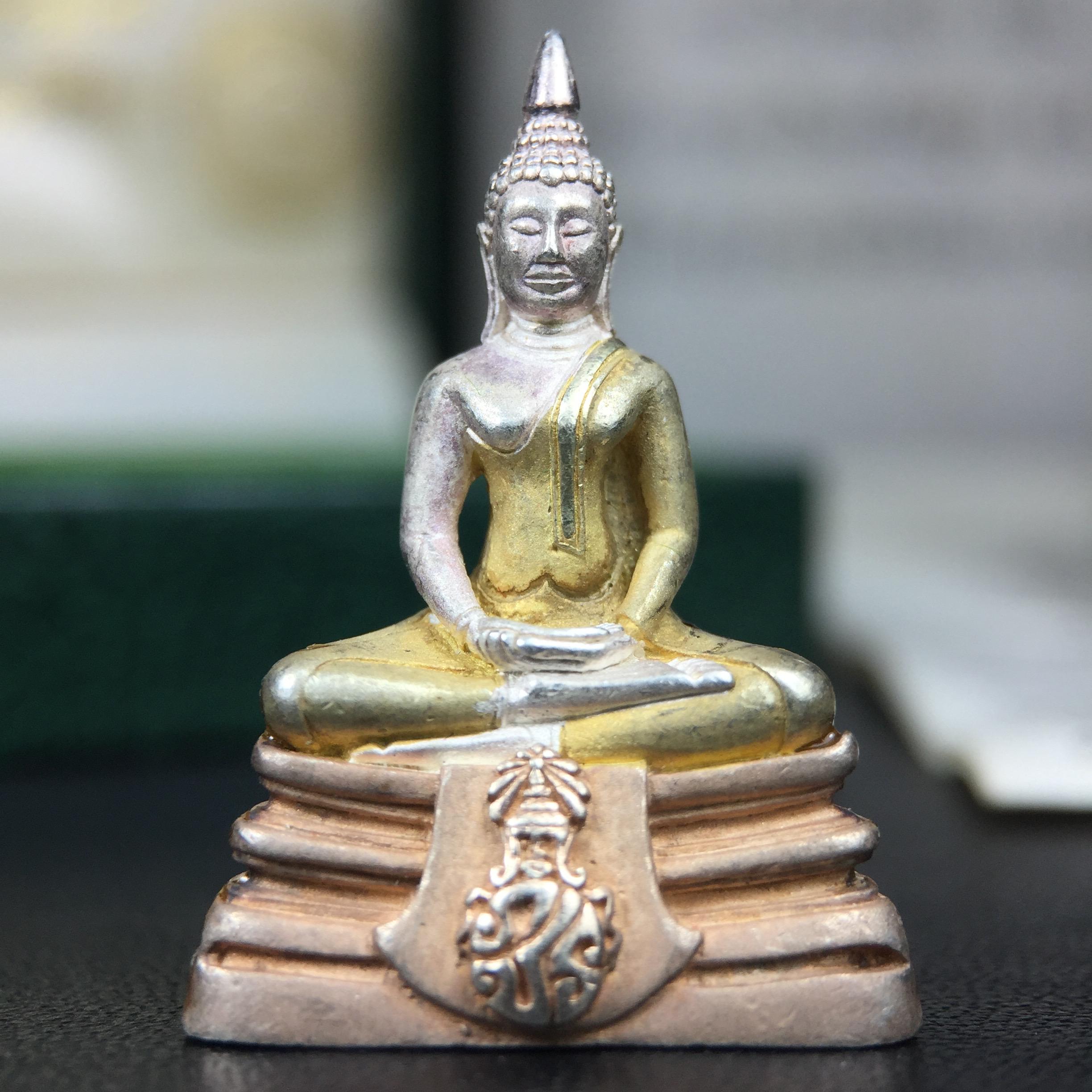 พระพุทธโสธร ภปร. รุ่นย้อนยุค สร้างพระอุโบสถ สมาคมชาวฉะเชิงเทรา จัดสร้าง ปี 2539 วโรกาสครองสิริราชสมบัติครบ 50 ปี เนื้อเงินสามกษัตริย์ทรายนวลขัดเงาบางส่วน(ผิวเดิม) พร้อมกล่องบรรจุและใบรับรองเดิม