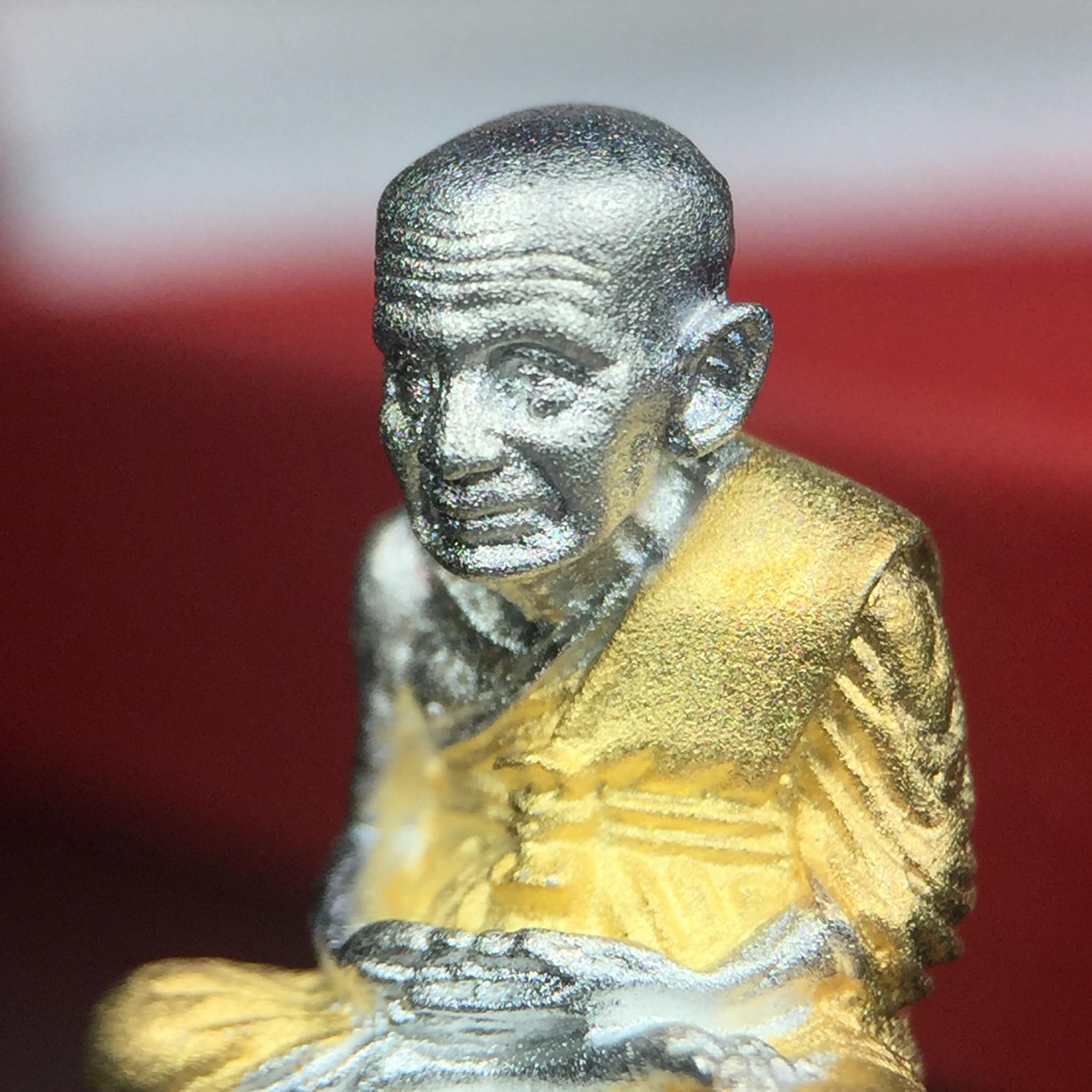 สมเด็จหลวงปู่ทวด วัดช้างให้ รุ่น เฉลิมพระเกียรติ ตราสัญลักษณ์ มวก. พิมพ์ลอยองค์เนื้อเงิน-สามกษัตริย์ ปี 2544 พิธีพุทธาภิเษกใหญ่ ณ อุโบสถวัดช้างให้และอุโบสถวัดพระศรีรัตนศาสดาราม ( วัดพระแก้ว )โดยนิมนต์เกจิชื่อดังสายใต้ทั้งหมดจำนวน 108 รูป