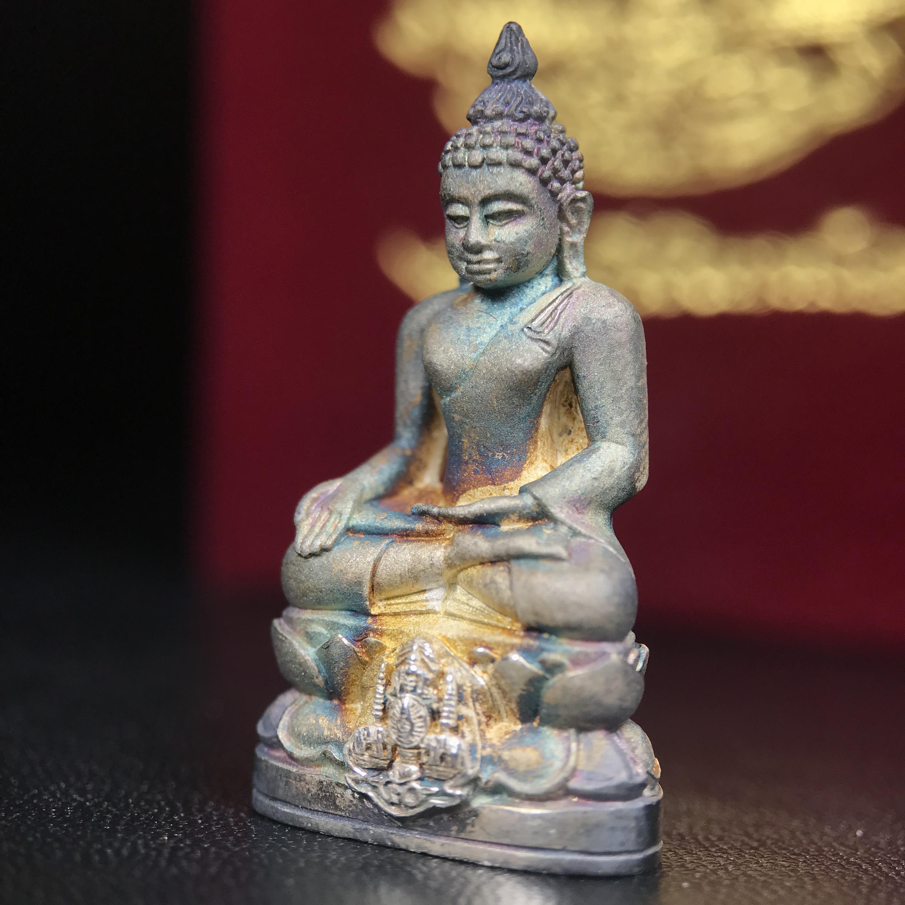 พระกริ่งไพรีพินาศ ตรากาญจนาภิเษก วัดบวรนิเวศวิหาร ที่ระลึกในหลวงรัชกาลที่9 ครองสิริราชสมบัติครบ 50ปี เนื้อเงิน(สภาพผิวเดิมขึ้นสีรุ้งธรรมชาติสวยแบบนิยม)(เสน่ห์พระเนื้อเงินสีสันที่ธรรมชาติสรรค์สร้าง)เข้มขลังทรงอานุภาพยิ่งใหญ่ กำราบศัตรูพ่ายสิ้น พระไพรีพินาศ