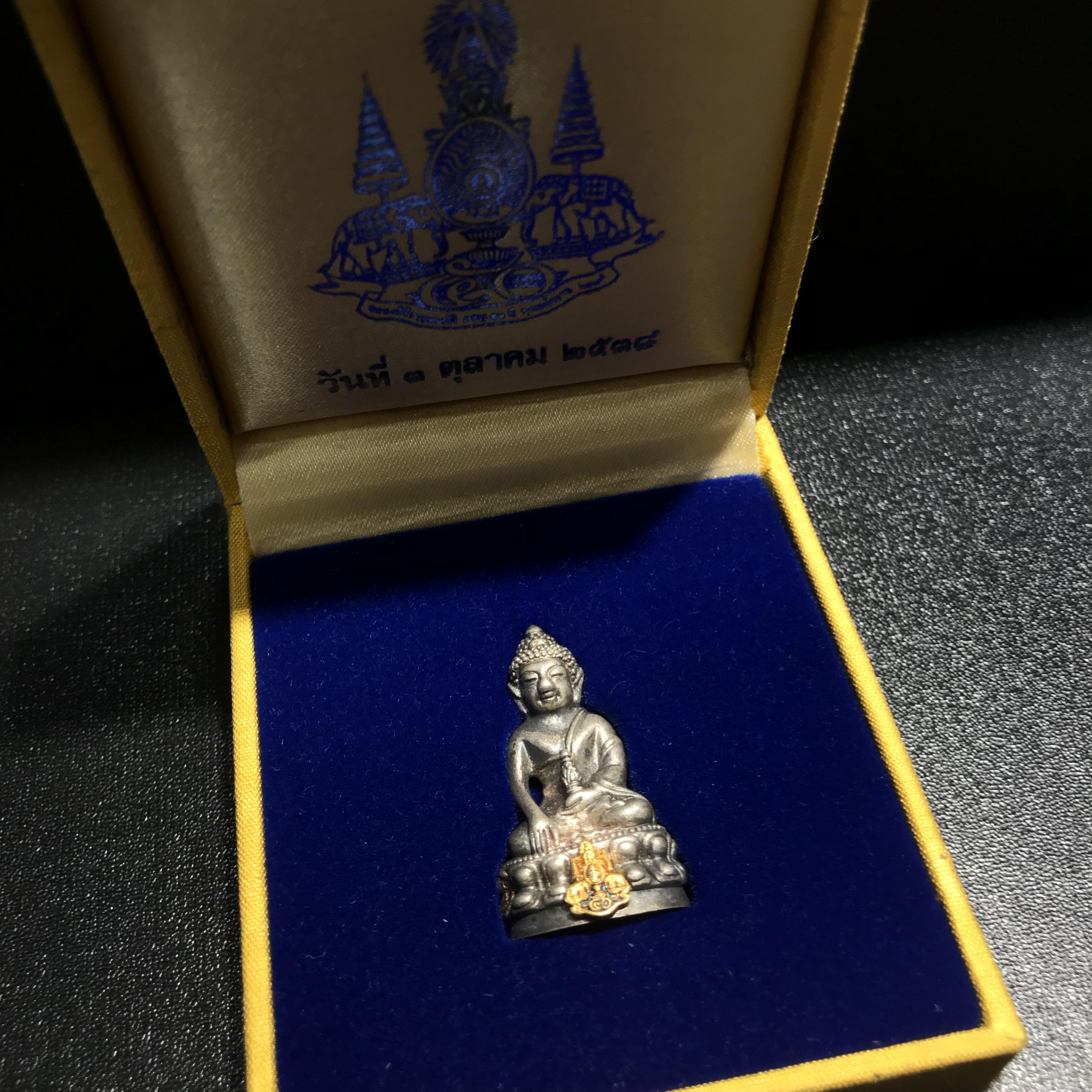 พระกริ่งสมเด็จญาณ โค๊ตช้าง เนื้อเงินบริสุทธิ์ 92.5% ตรากาญจนาภิเษกทองคำแท้ แจกวันเกิด 3 ตุลาคม 2538(หายาก)