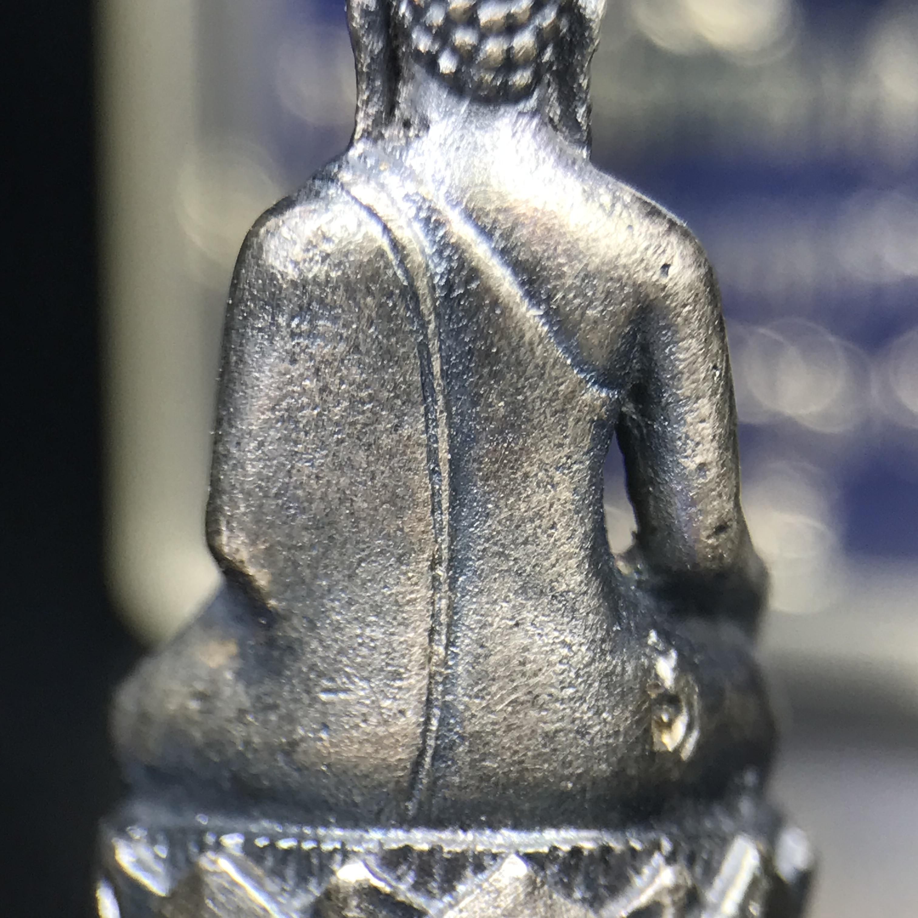 พระกริ่งไพรีพินาศ ภปร. รุ่นแรกของประเทศไทย วัดปทุมวนาราม ปี 2535 เนื้อเงิน(ผิวเดิม ผิวขึ้นรุ้งทั่วองค์ สวย งดงาม)(เข้มขลังทรงอานุภาพยิ่งใหญ่ กำราบศัตรูพ่ายสิ้น) ขนาดสูง 3 ซม. พร้อมกล่องบรรจุเดิมครบสมบูรณ์ (ในหลวงรัชกาลที่9เสด็จเททอง)(1ใน3000องค์)นิยมหายาก