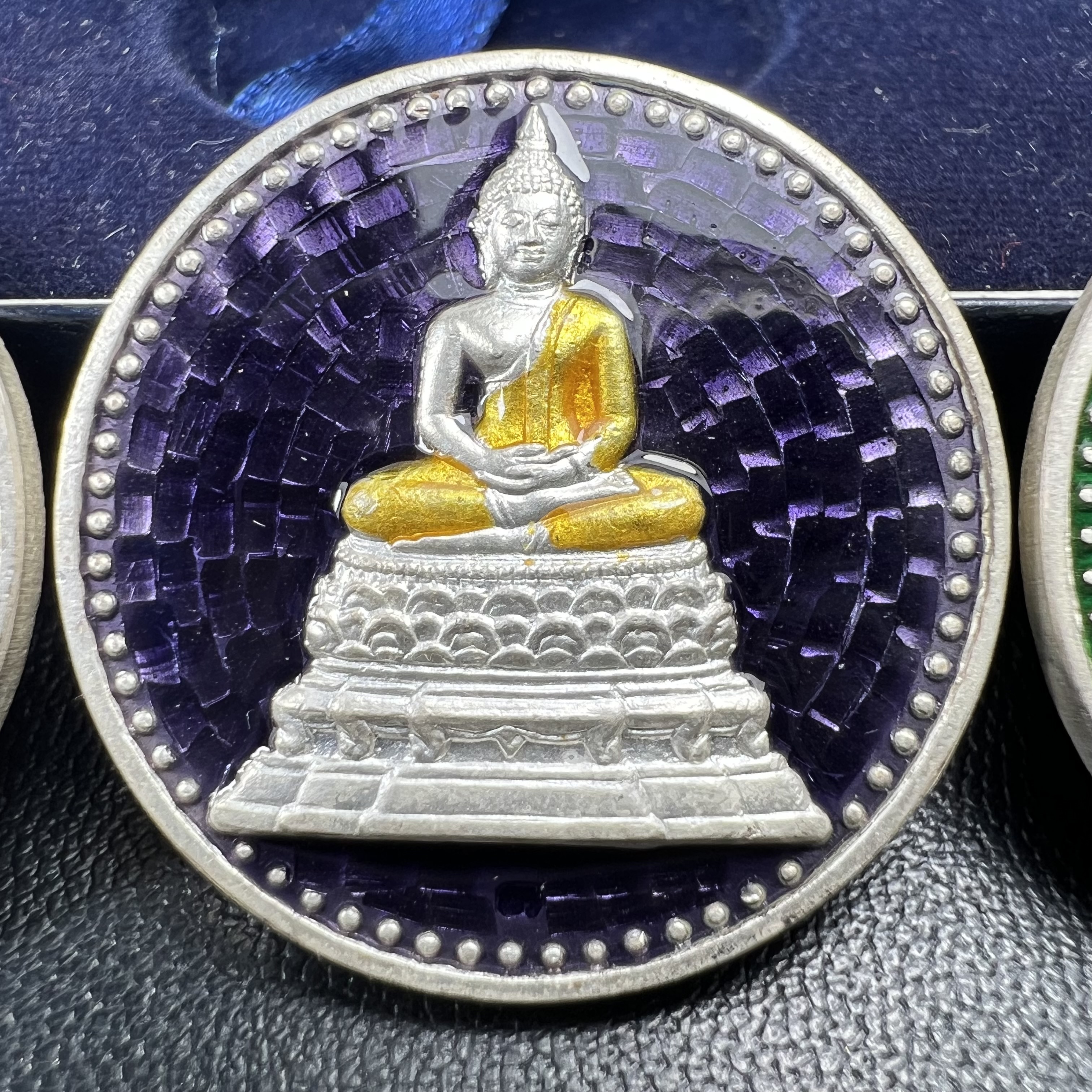 พระพุทธคมนาคมบพิธ (พระพุทธสิหิงค์จำลอง)(พระพุทธรูปประจำกระทรวงคมนาคม) หลังตรา ภปร. ครบรอบ 84 ปี กระทรวงคมนาคม พ.ศ.2539 ชุดเหรียญเนื้อเงินลงยา ขนาด 2.8 ซม. ครบชุดห้าสีพร้อมกล่องบรรจุเดิม ปลุกเสก ณ วัดพระแก้ว พิธีใหญ่