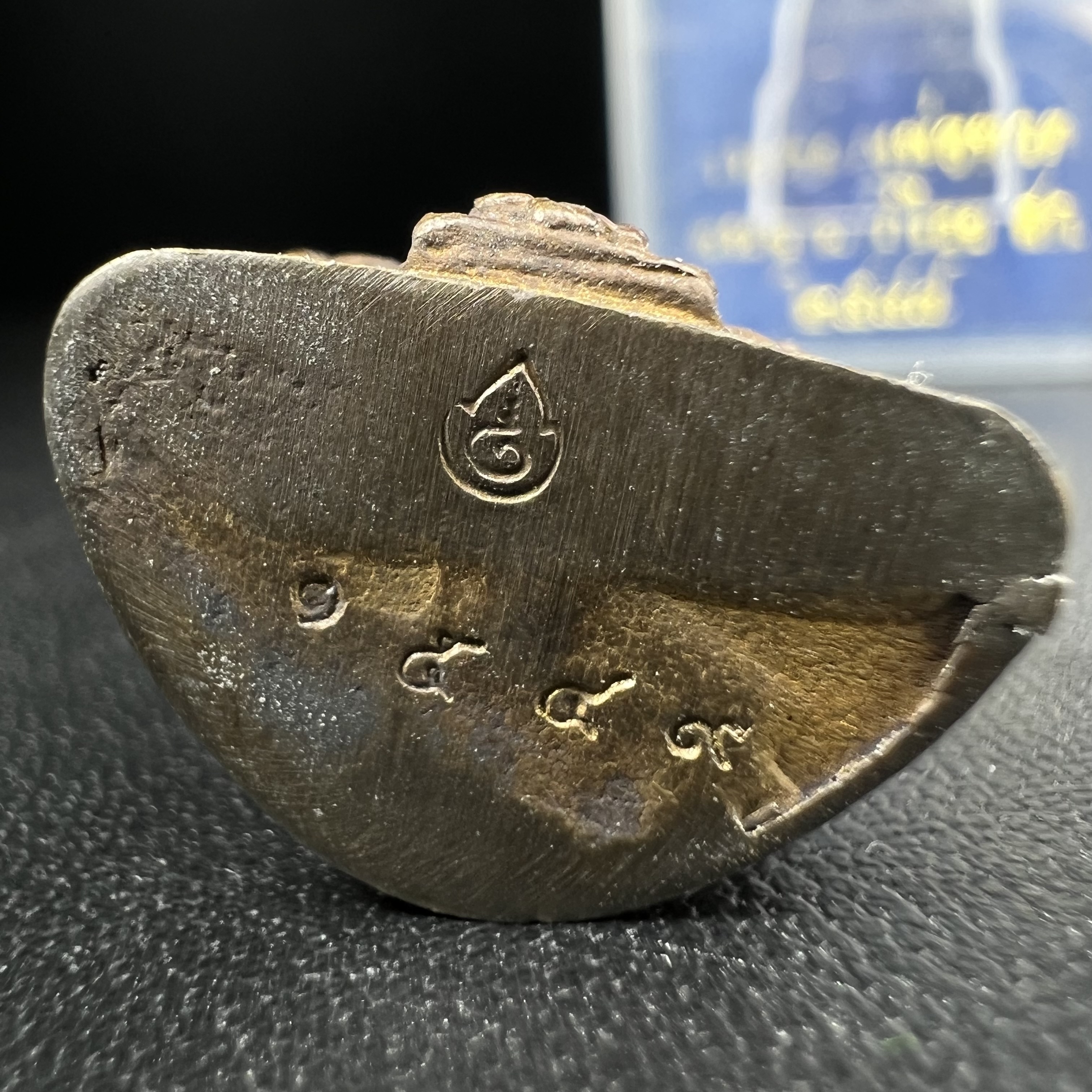 หลวงพ่อทวด พระนามาภิไธย สก. วัดห้วยมงคล จ.ประจวบคีรีขันธ์ ปี 2544(รุ่นแรก) รูปหล่อลอยองค์ ขนาดห้อยคอ หน้าตัก 1.5 ซม. พิมพ์ลอยองค์เนื้อสัตตะโลหะหล่อโบราณ(โลหะผสมรมดำ)(คัดสภาพสวยสมบูรณ์)(คุ้มครองปลอดภัย แคล้วคลาด พิธีใหญ่ มวสสารดี)