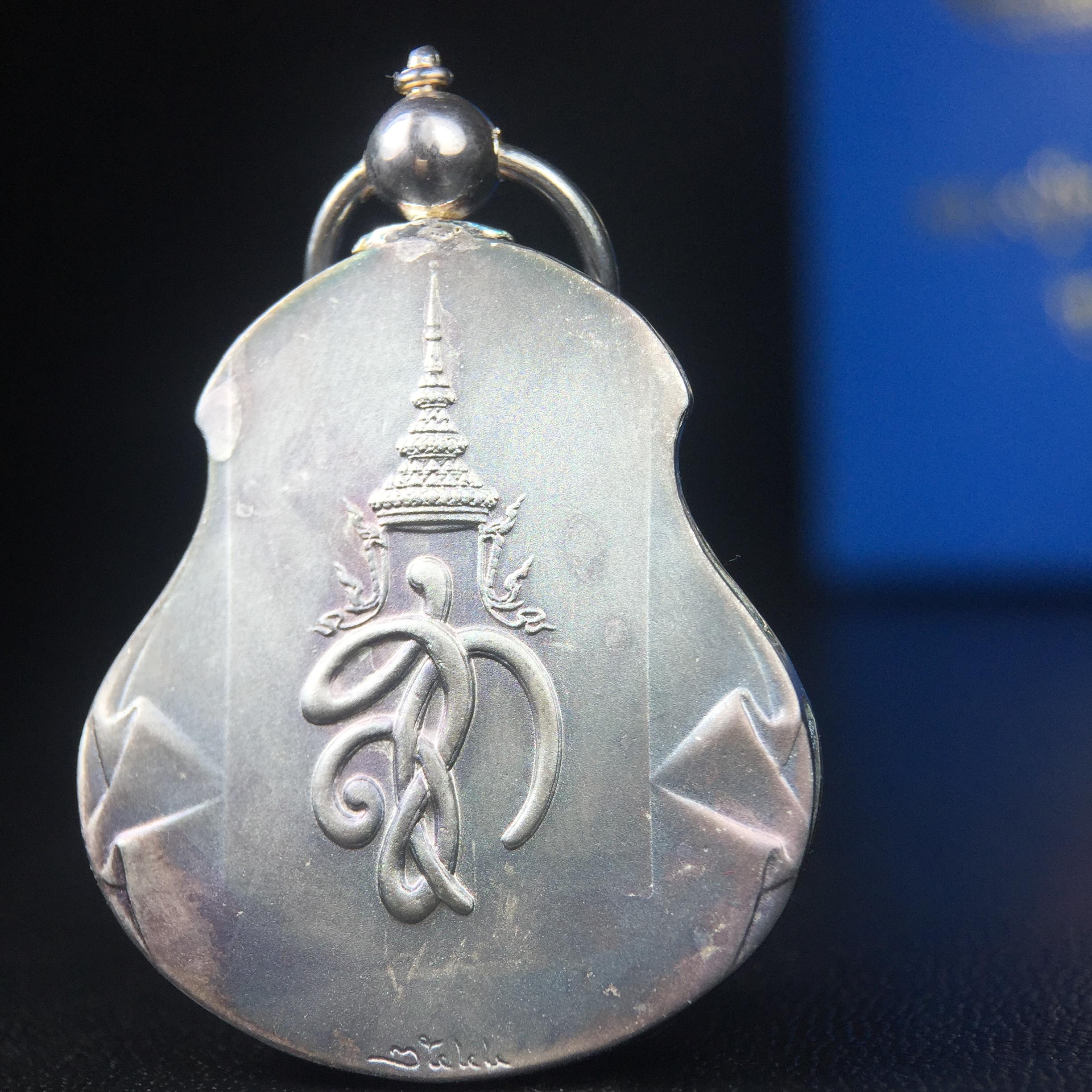 เหรียญหลวงปู่ทวด พระนามาภิไธย สก. แบบงานฉลุโบราณ(HAND MADE) ปี 2544 เนื้อเงิน(ผิวเดิมขึ้นสีรุ้งธรรมชาติสวยมาก) พิธีปลุกเสก ณ อุโบสถวัดช้างให้ และ พิธีมังคลาภิเษก ณ พระอุโบสถ วัดพระศรีรัตนศาสดาราม(วัดพระแก้ว) (1 ใน 2000 เหรียญ)พบเจอน้อยหายากมาก