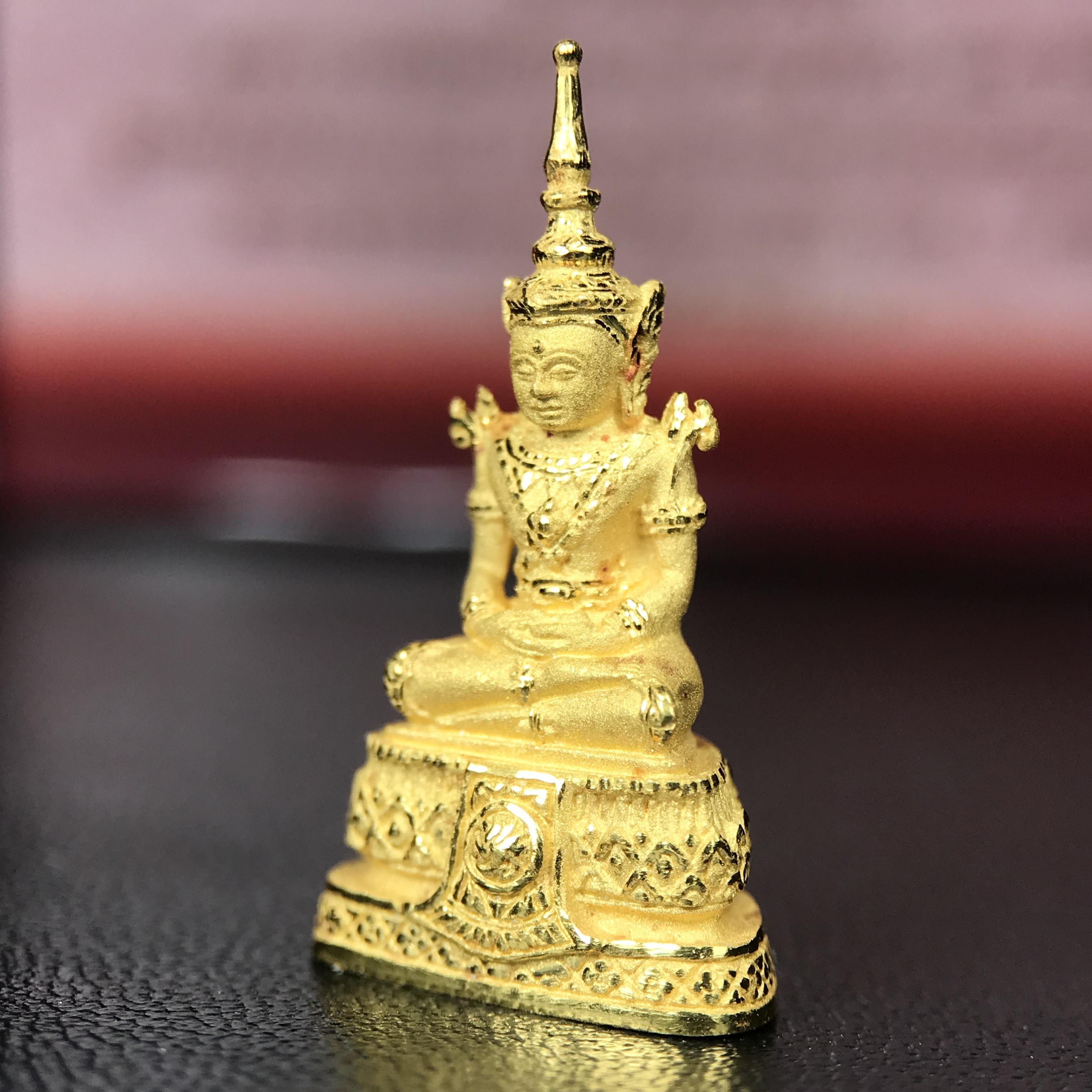 พระแก้วมรกต ภปร.(รุ่นแรก) ปี2545 จัดสร้างในมหาวโรกาส พระบาทสมเด็จพระเจ้าอยู่หัวรัชกาลที่ 9 ครบรอบ 75 พรรษา และฉลองกรุงรัตนโกสินทร์ครบ 220 ปี พิมพ์ลอยองค์เล็ก เนื้อทองคำบริสุทธิ์ 96.5%(6.5กรัม) ขนาด 10*19 มม. พร้อมกล่องเดิมสวยครบสมบูรณ์(1ใน2000องค์)หายาก