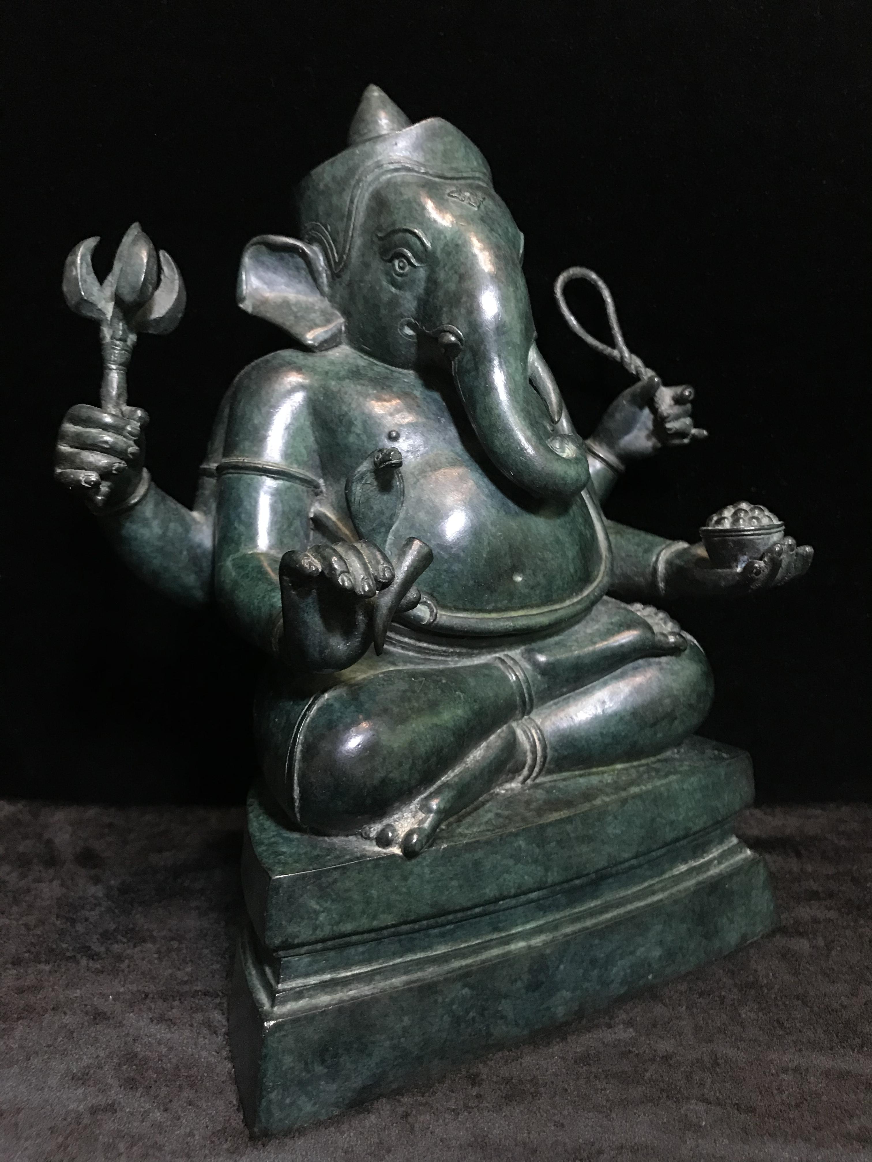 พระพิฆเนศครบรอบ55ปี คณะจิตรกรรม ม.ศิลปากร ปี 2540 เนื้อสำริด สนิมเขียว พาติน่า (Patinas) ขนาด 5x9 นิ้ว เป็นพระพิฆเนศที่งดงามทางด้านศิลปะมาก