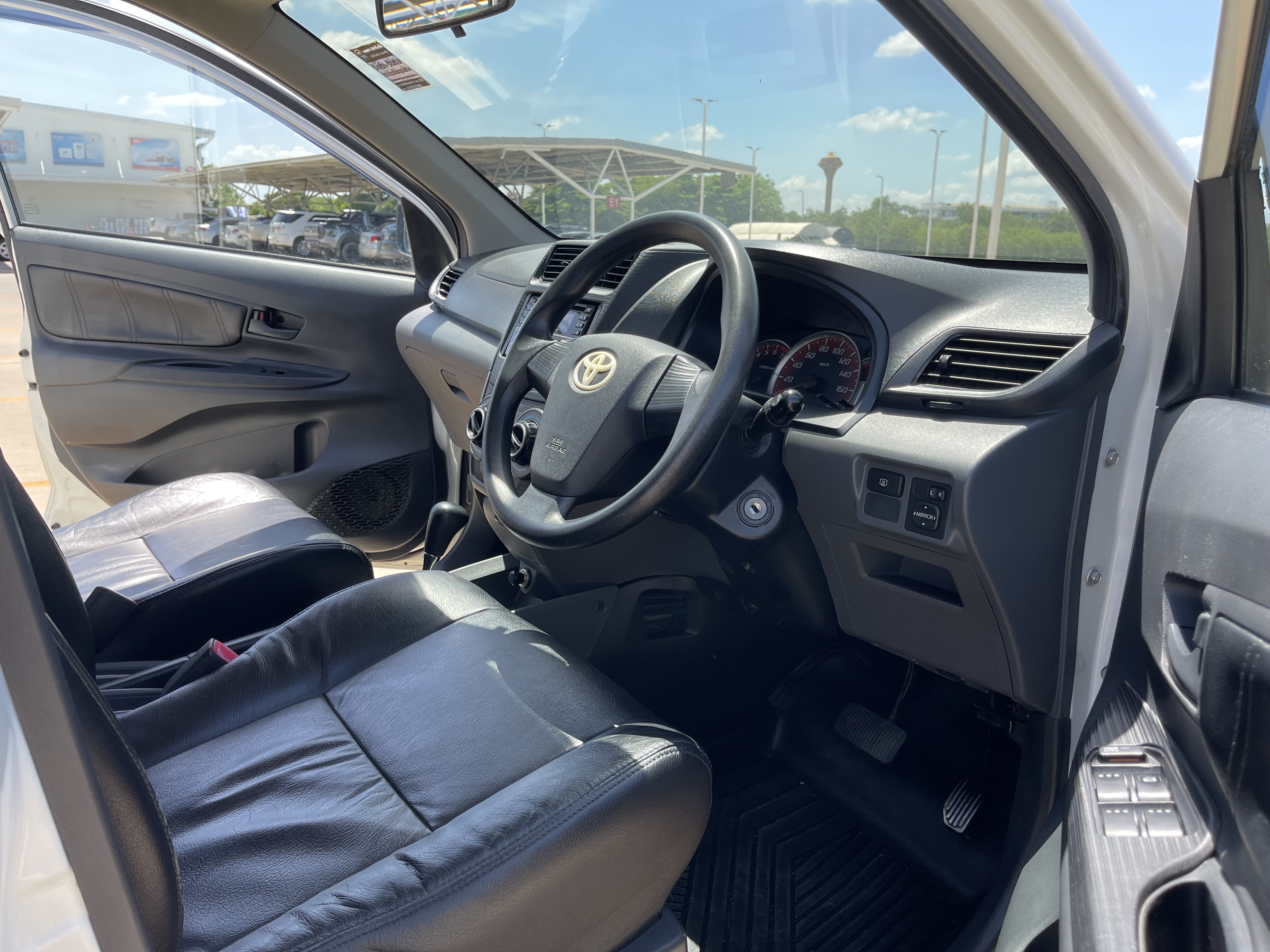 Toyota Avanza 1.5 G At 2015 ขาว