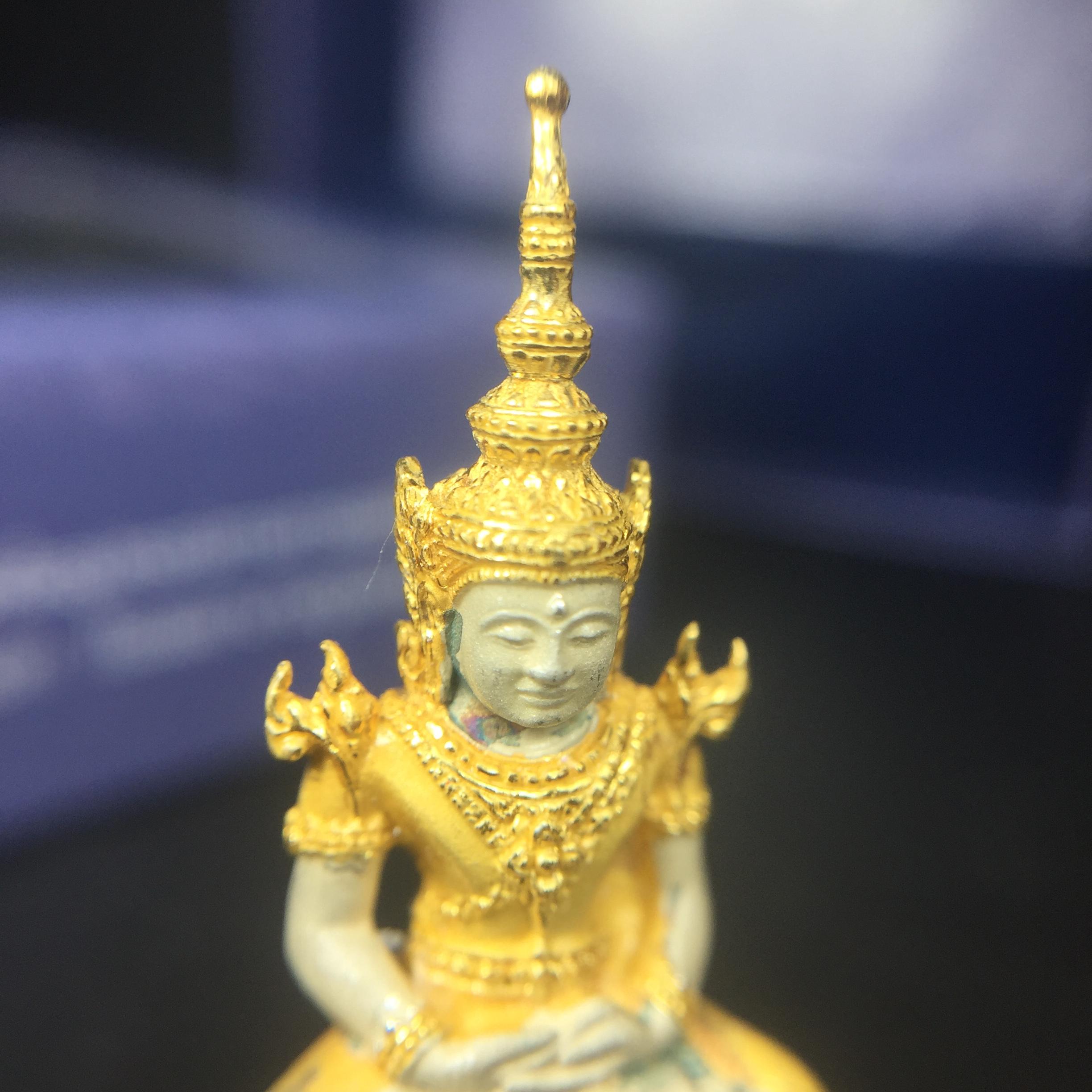 พระแก้วมรกต ภปร. ปี2547 จัดสร้างโดย รพ.ภูมิพลฯ เนื้อเงิน (3 กษัตริย์)ลอยองค์ หน้าตัก 1/2 นิ้ว(1ใน3000องค์)