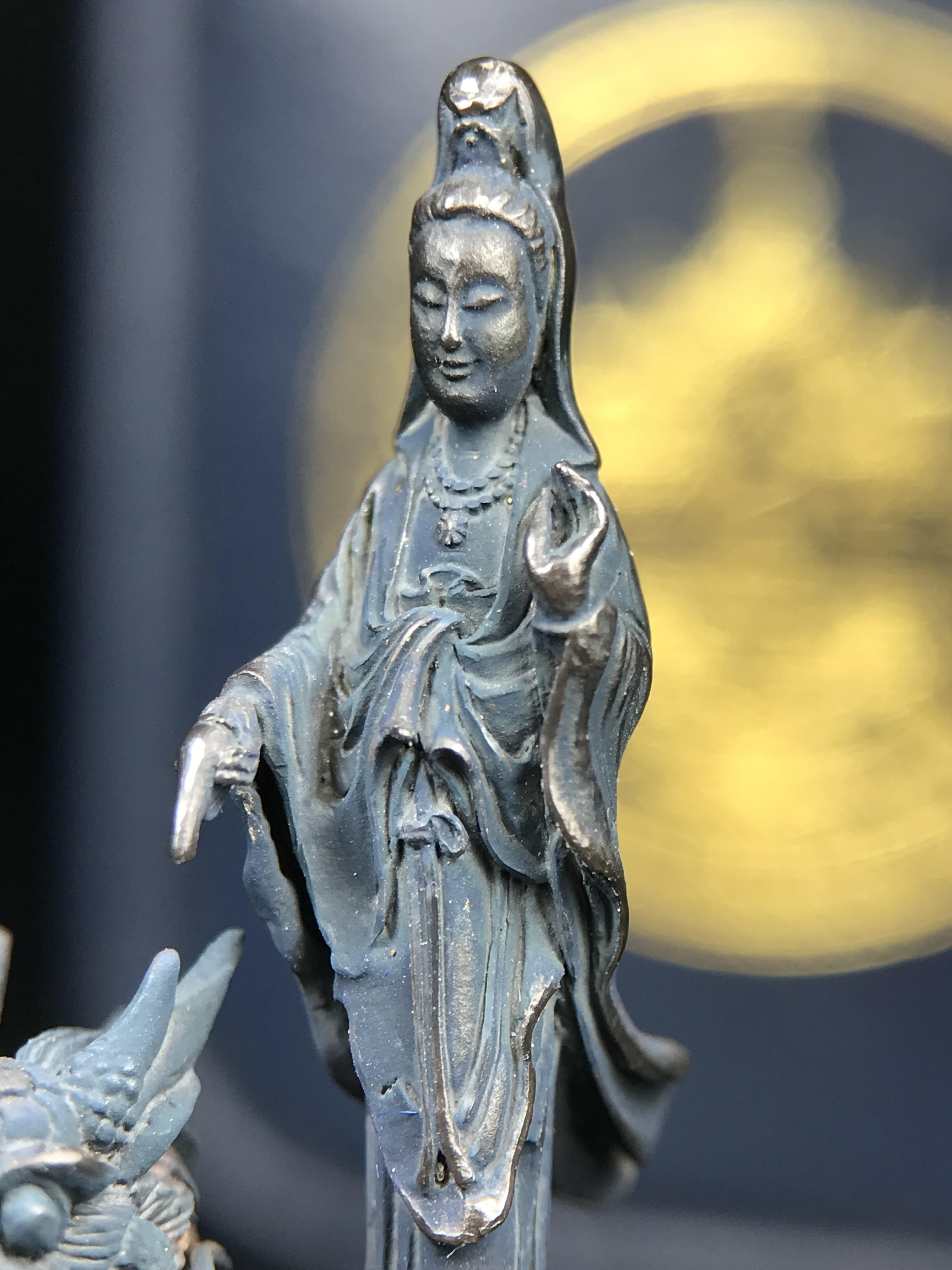 รูปหล่อลอยองค์พระโพธิสัตว์กวนอิม ทรงประทับมังกร จ.ระนอง ปี 2539 เนื้อเงิน พิมพ์ใหญ่(ผิวกลับดำทูโทนเข้มขลังสวยงามมีเสน่ห์)(สภาพผิวเดิม)(เสน่ห์พระเนื้อเงินสีสันที่ธรรมชาติสรรค์สร้าง)เฉลิมฉลองในวโรกาสที่พระบาทสมเด็จพระเจ้าอยู่หัวทรงครองสิริราชสมบัติครบ50ปี