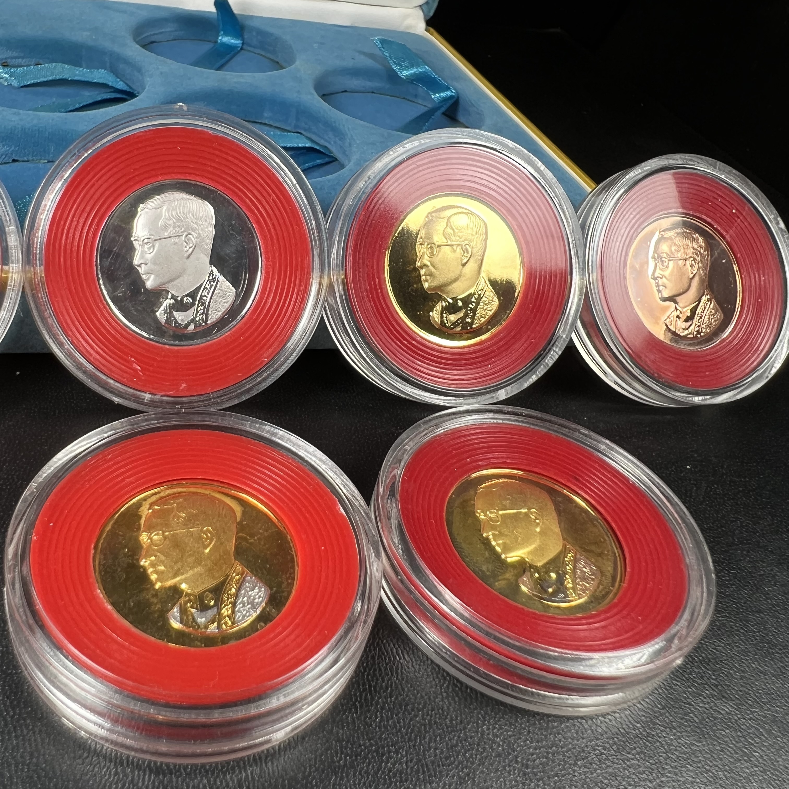 วัตถุมงคลคุ้มเกล้าฯ มหามงคลเฉลิมพระชนมพรรษา 6 รอบ รัชกาลที่ 9 ชุดพิเศษกรรมการ(หายาก) (ในหลวงรัชกาลที่9 ทรงจุดไฟพระฤกษ์และเททอง พิธีใหญ่)ยอดนิยมหายาก