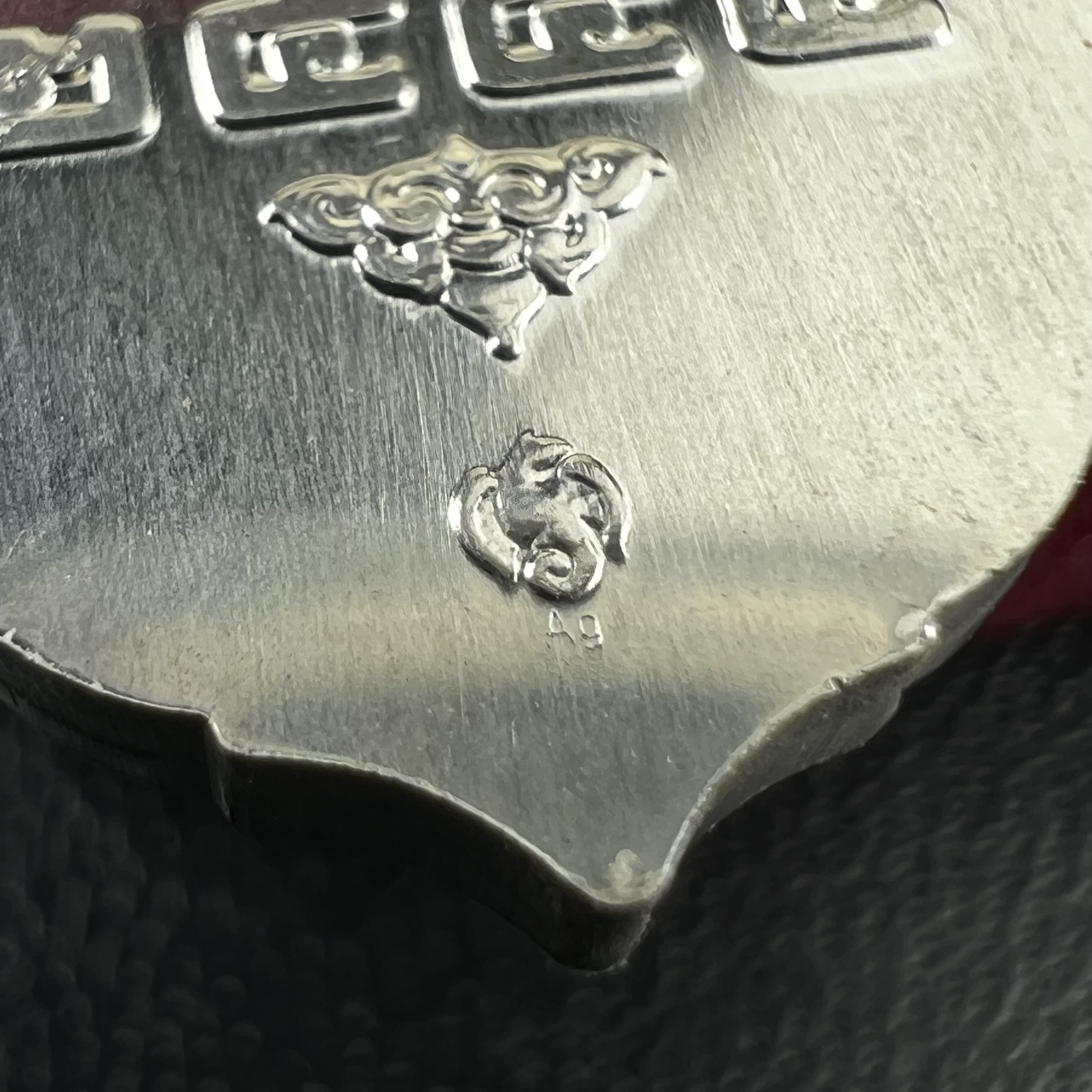 พระพุทธธรรมิกราชบพิตร ภปร. เฉลิมพระเกียรติ 2554 วัดบวรนิเวศวิหาร ขนาดสูง 4.5 ซม. เนื้อเงิน(ตอกโค๊ด Ag)(หายากพบเจอน้อยมาก)ผลิตโดย สำนักกษาปณ์ กรมธนารักษ์ พิธีพุทธาภิเษก ณ พระอุโบสถวัดบวรนิเวศวิหาร สภาพสวย กล่องบรรจุเดิมครบสมบูรณ์(1 ใน 2555 เหรียญ)หายาก