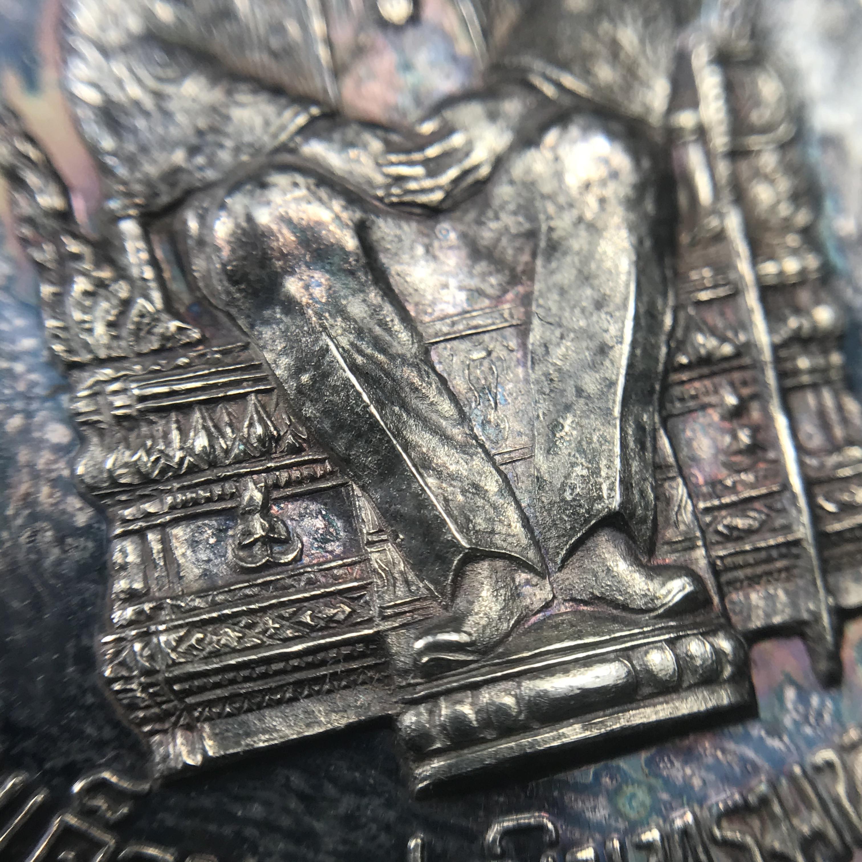 เหรียญพระบาทสมเด็จพระเจ้าอยู่หัว รัชกาลที่9ประทับนั่งบัลลังก์ กระทรวงมหาดไทยจัดสร้าง ปี2539 เนื้อเงินกล่องบรรจุเดิมสภาพสวย เนื้อเงินผิวเดิมขึ้นสีรุ้งธรรมชาติ แบบนิยม หายาก