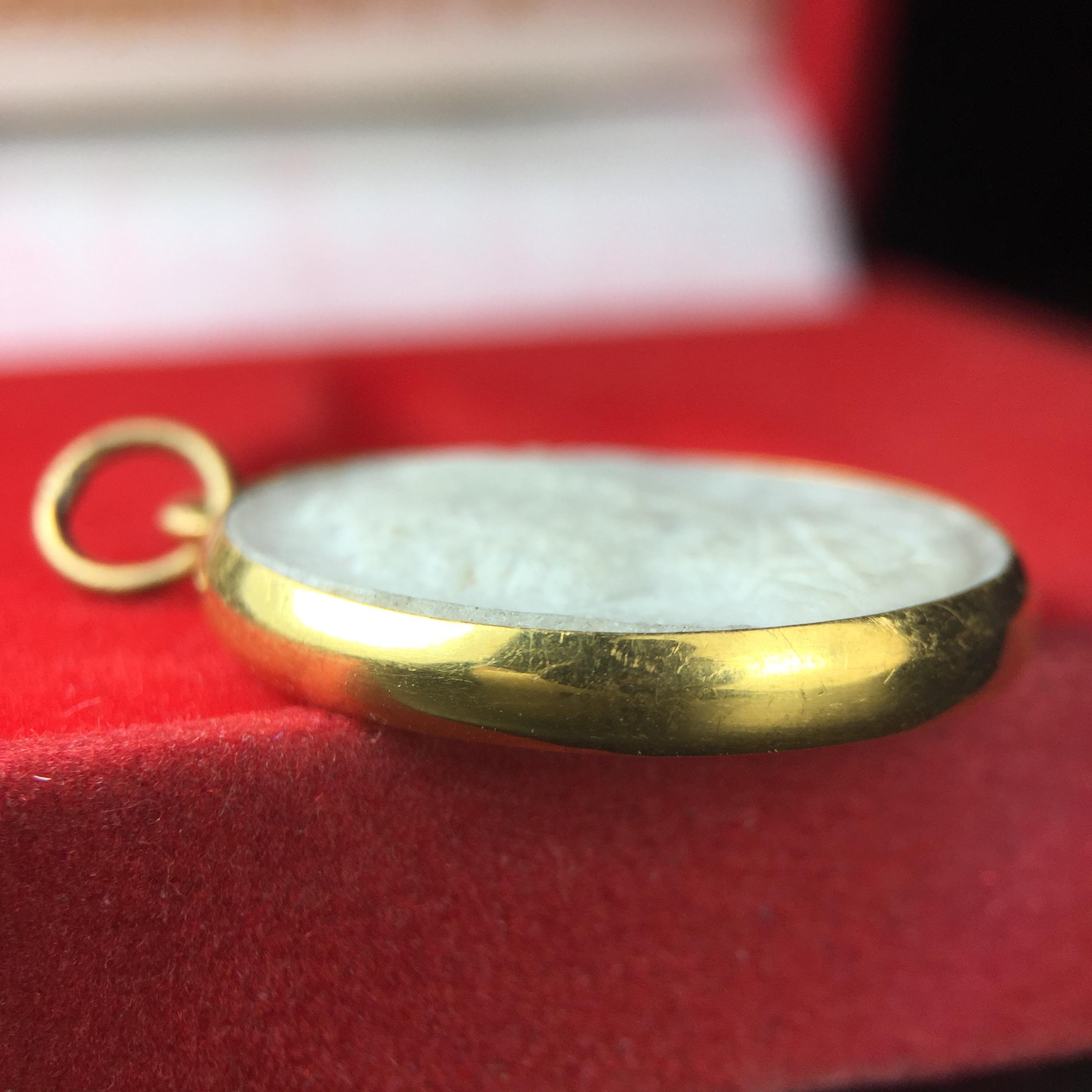 พระบรมฉายาลักษณ์ ร.9 เหรียญหยกรูปไข่เลี่ยมทองคำแท้(งานเลี่ยมเดิมจากผู้จัดสร้าง เฉลิมพระเกียรติ 72 พรรษา ภูมิพลมหาราช ปี 2542 (อีกหนึ่งวัตถุมงคลที่ระลึกของพระองค์ท่านที่พบเจอหายากมากในปัจจุบัน)