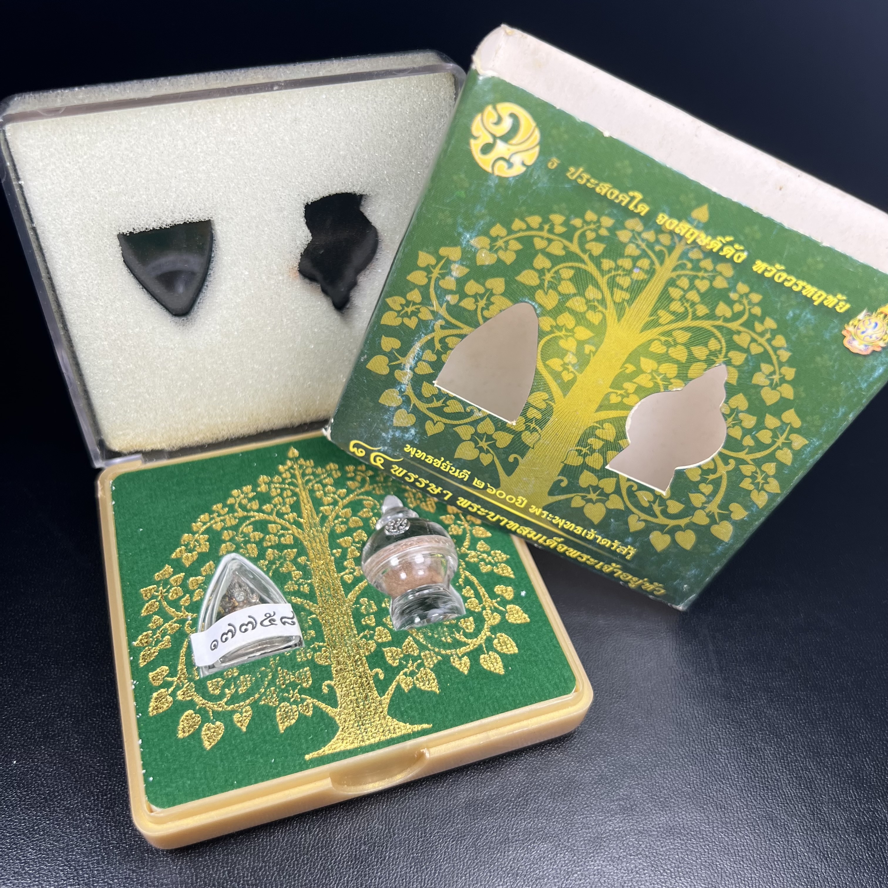 พระพุทธชินราช(จำลอง) ภปร. 84 พรรษา เนื้อเงินชุบทองคำขาว พิมพ์เล็กขนาดหน้าตัก 1/4 นิ้ว (สภาพผิวเดิมสวย ขึ้นสีรุ้งธรรมชาติ แบบนิยม)(พระราชทานมวลสาร จิตรลดาและเส้นพระเจ้า(เส้นผม))พุทธศิลป์ทรงคุณค่าอีกหนึ่งรุ่นยอดนิยม