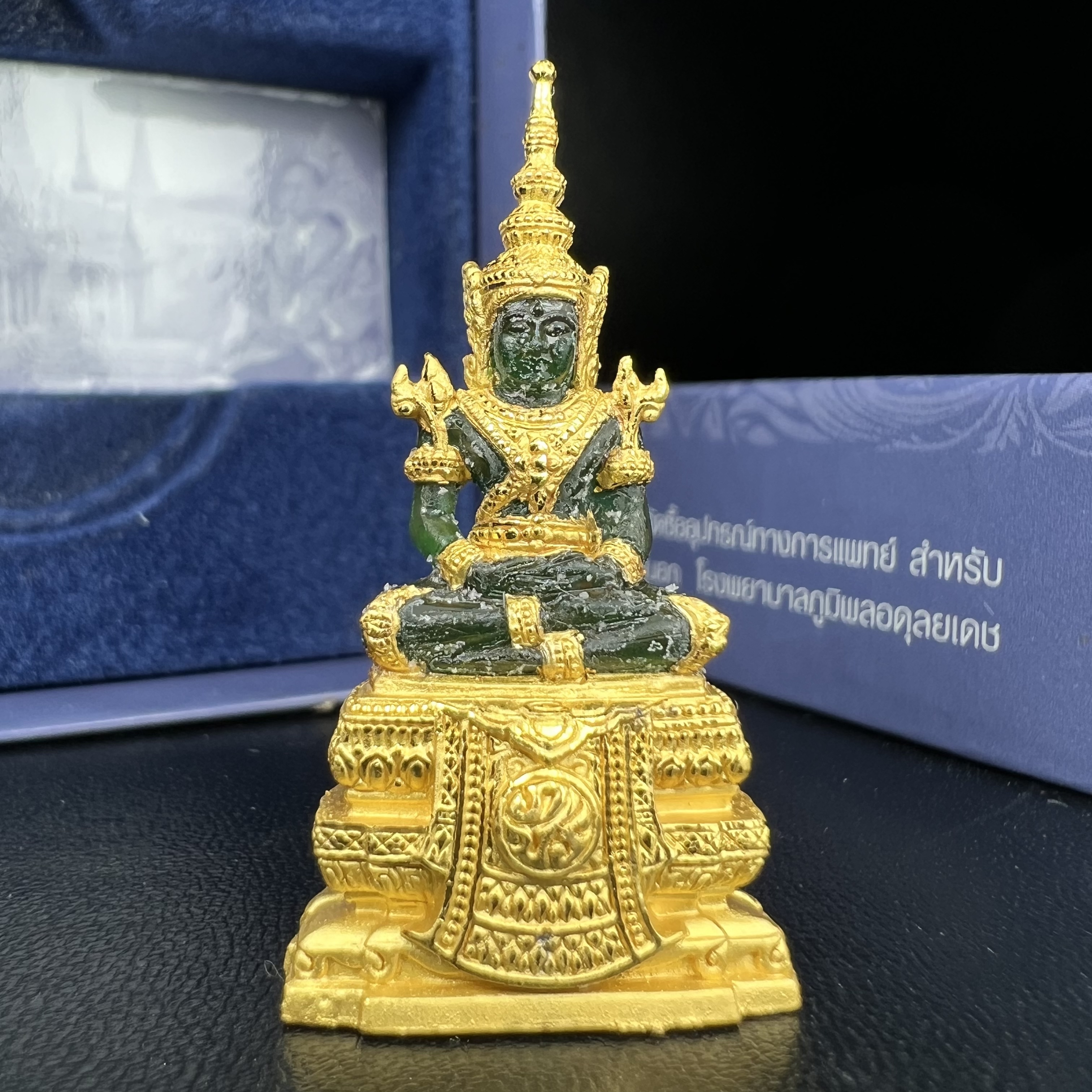 พระแก้วมรกต ภปร. จัดสร้างโดย รพ.ภูมิพลฯ ปี2547 ลอยองค์ขนาดหน้าตัก 1/2 นิ้ว เนื้อเรซิ่นหุ้มทองคำ99.99 งดงามทรงคุณค่าอีกหนึ่งรุ่นยอดนิยม หายาก