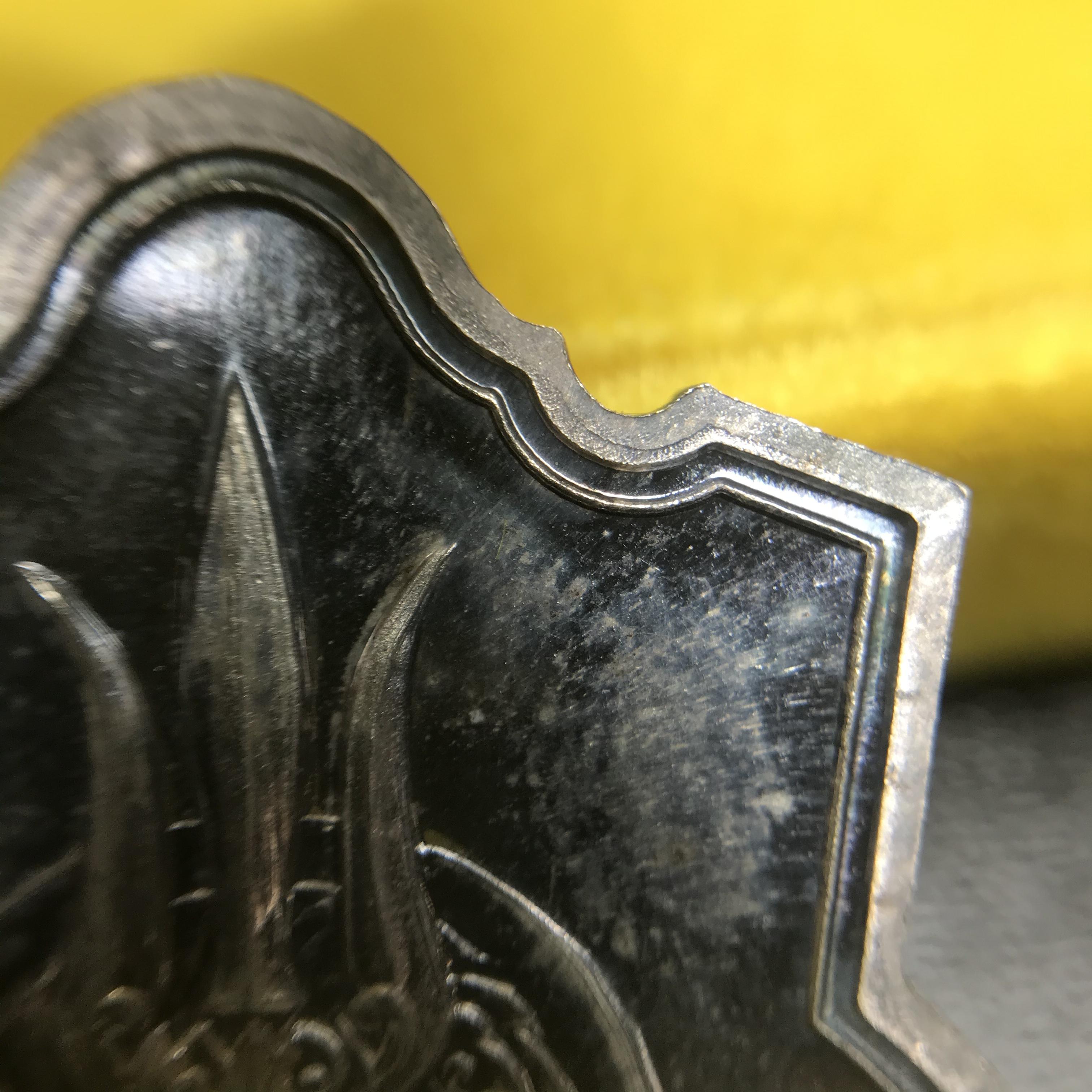 เหรียญพระบาทสมเด็จพระเจ้าอยู่หัว รัชกาลที่9ประทับนั่งบัลลังก์ กระทรวงมหาดไทยจัดสร้าง ปี2539 เนื้อเงินกล่องบรรจุเดิมสภาพสวย เนื้อเงินผิวเดิมขึ้นสีรุ้งธรรมชาติ แบบนิยม หายาก