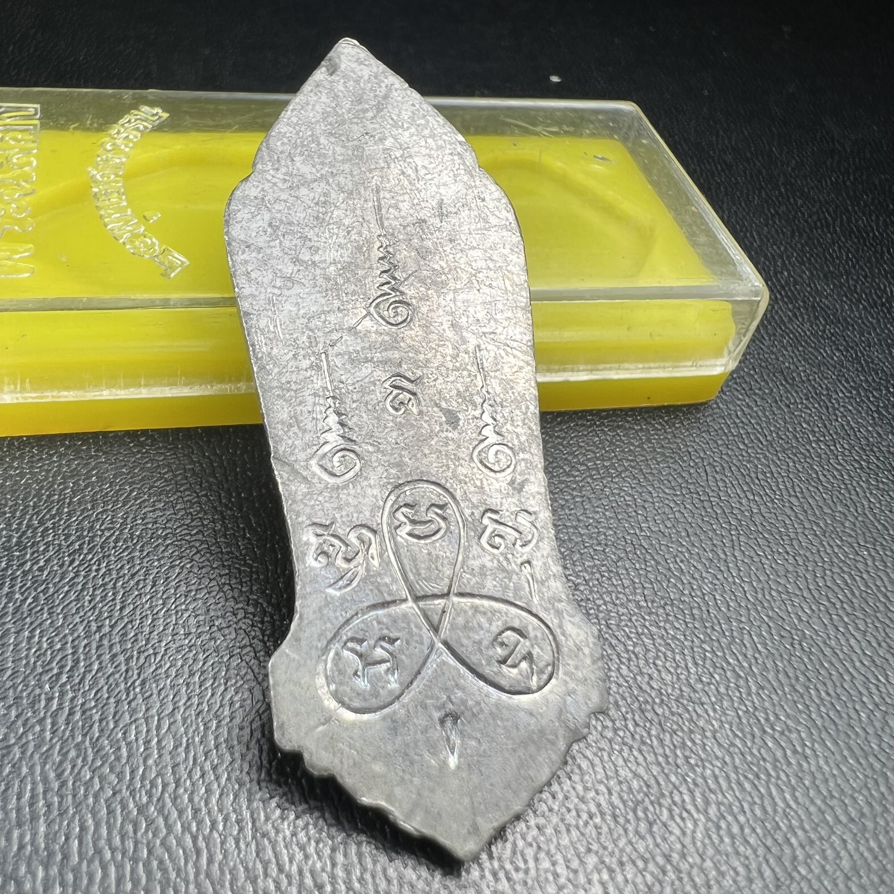 เหรียญพระลีลา 25 พุทธศตวรรษ ปี2500 เนื้อชินดีบุก(พิมพ์หางหงส์ บล็อกมีเขี้ยว)(พระดี พิธีใหญ่ ในหลวง ร.9 เสด็จร่วมพิธี)