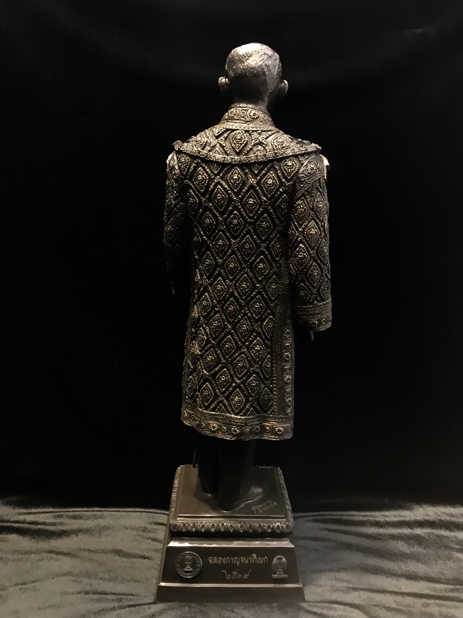 พระบรมรูปจำลองในหลวง รัชกาลที่ ๙ จัดสร้างโดย สมาคมศิษย์เก่าวิทยาศาสตร์ จุฬาลงกรณ์มหาวิทยาลัยและคณะวิทยาศาสตร์ จุฬาลงกรณ์มหาวิทยาลัย ปี2539(พร้อมกล่องบรรจุเดิมและใบรับรองจากผู้จัดสร้าง)