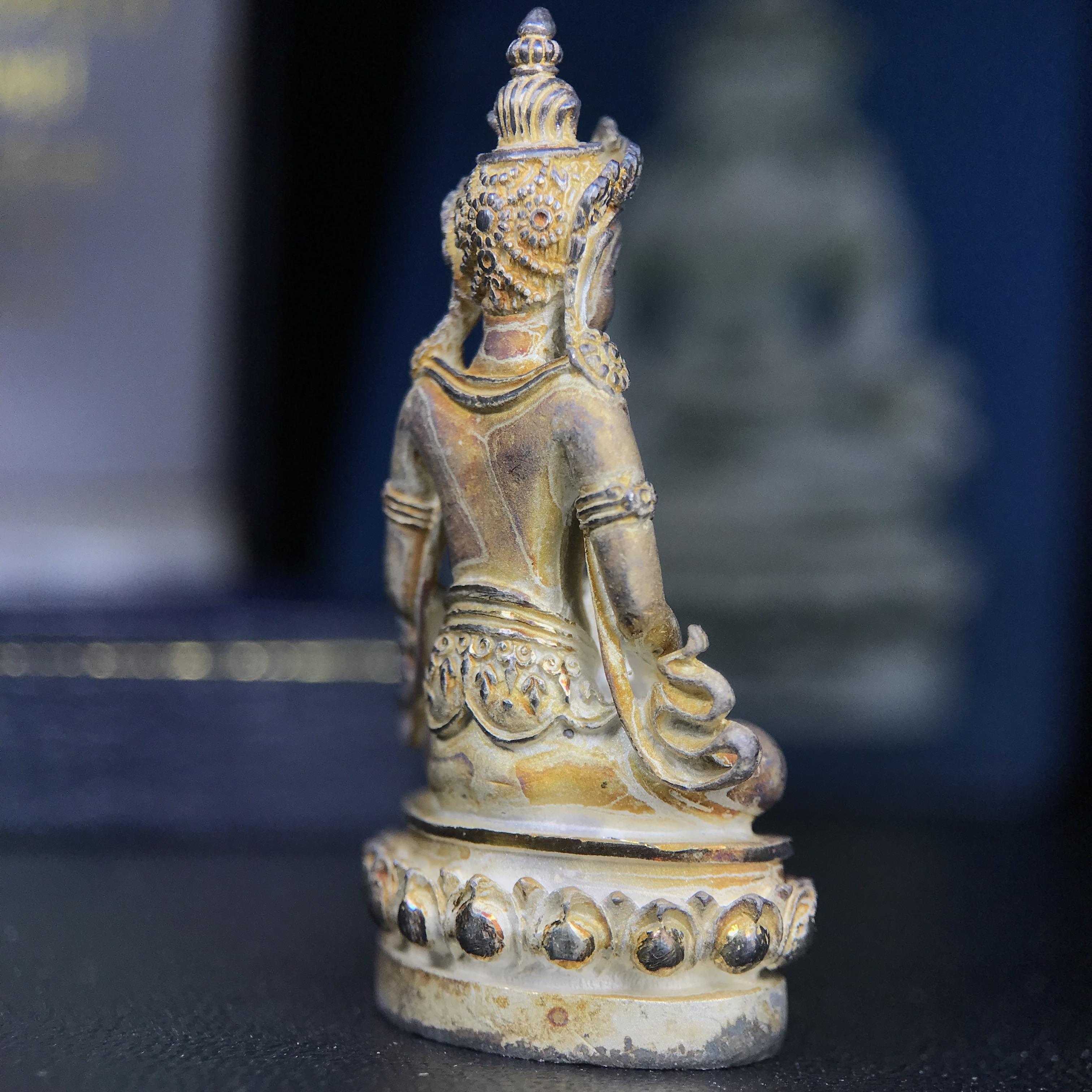 พระกริ่งอวโลกิเตศวร ( เจ้าแม่กวนอิม ) วัดโพธิ์แมนคุณาราม รุ่นอุดมโภคทรัพย์ พ.ศ.2539 เนื้อเงินพ่นทราย(ผิวเดิม ขึ้นสีรุ้งธรรมชาติ แบบนิยม เสน่ห์ของพระเนื้อเงิน) (พร้อมกล่องบรรจุการ์ดใบรับรองเดิมครบ)(อีกหนึ่งรุ่นยอดนิยม พุทธศิลป์สวยงดงาม)หายาก 1 ใน 5000 องค์