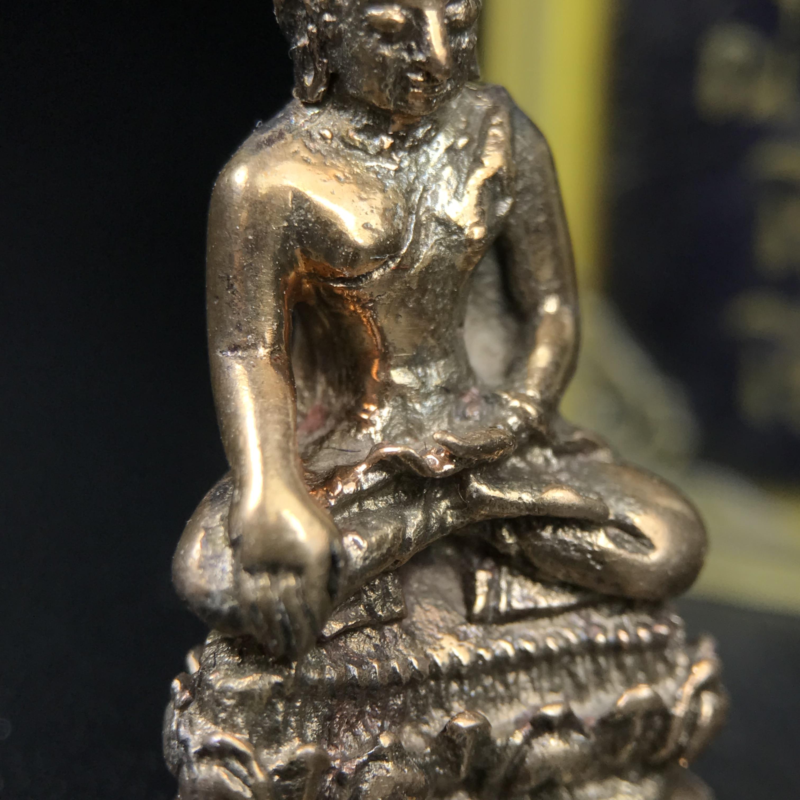 พระกริ่งสิงห์หนึ่งดอยตุง(ก้น ช) เนื้อนวโลหะ รุ่นบูรณะพระธาตุดอยตุง พ.ศ. 2516 สภาพสวยกล่องเดิม(หายาก)