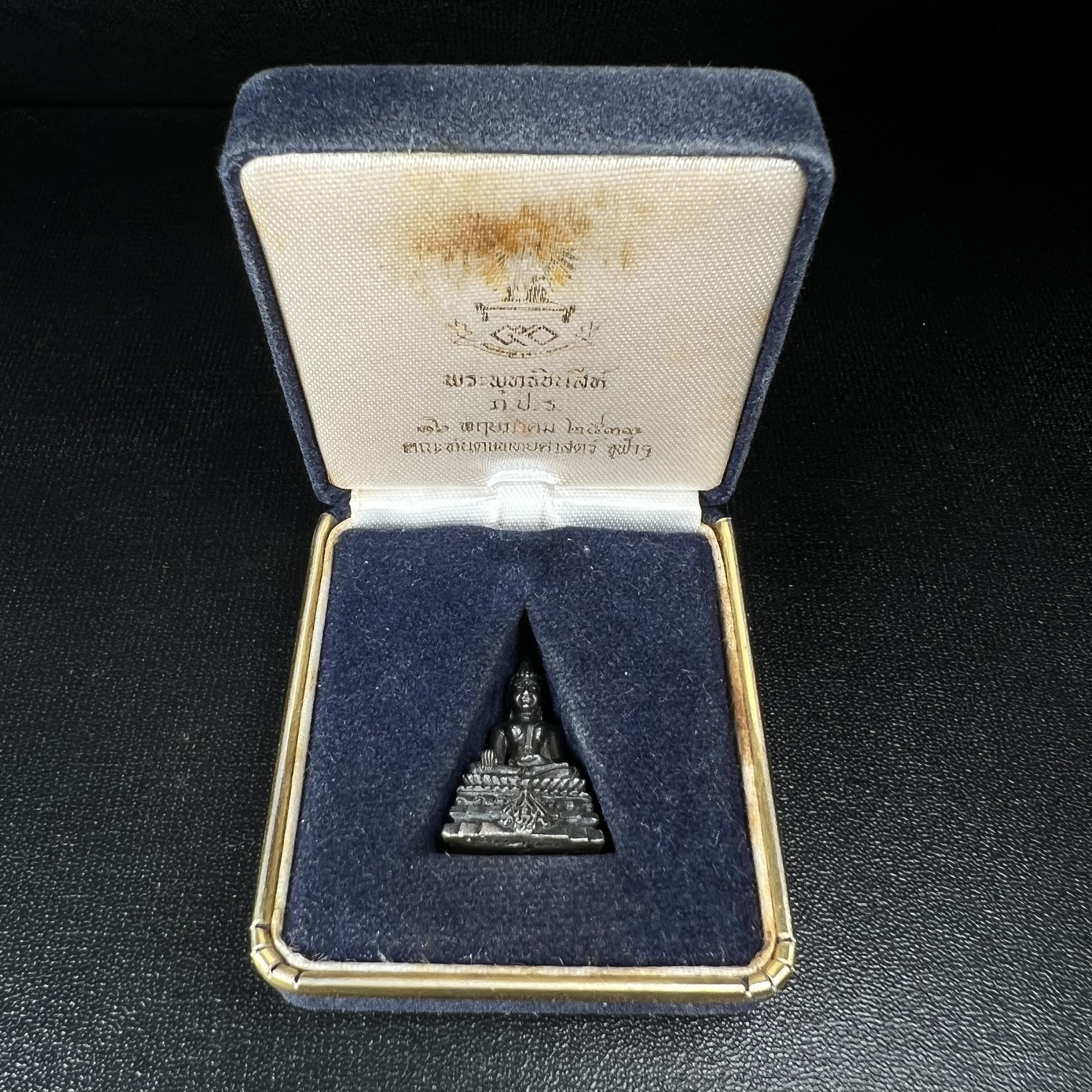 พระกริ่งพระพุทธชินสีห์ ภปร ทันโตเสฏโฐ ปี 2533 เนื้อเงิน (วัตถุมงคลหนึ่งเดียวที่บรรจุพระทนต์(ฟัน)ในหลวงรัชกาลที่9 พระราชทานให้จัดสร้าง)(1ใน1999องค์)